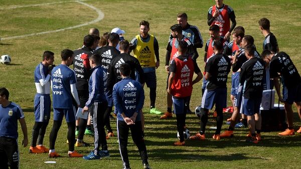 Jugadores de pechera roja, Messi de amarilla, sparrings y Sampaoli (de gorra) dando indicaciones (Nicolás Stulberg)