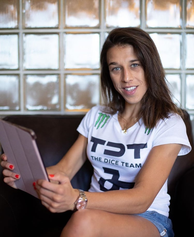 Joanna Jedrzejczyk cayó por decisión de los jueces ante la campeona Weili Z...