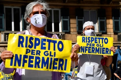 Enfermeros italianos durante una protesta (EFE/EPA/LUCA ZENNARO) 
