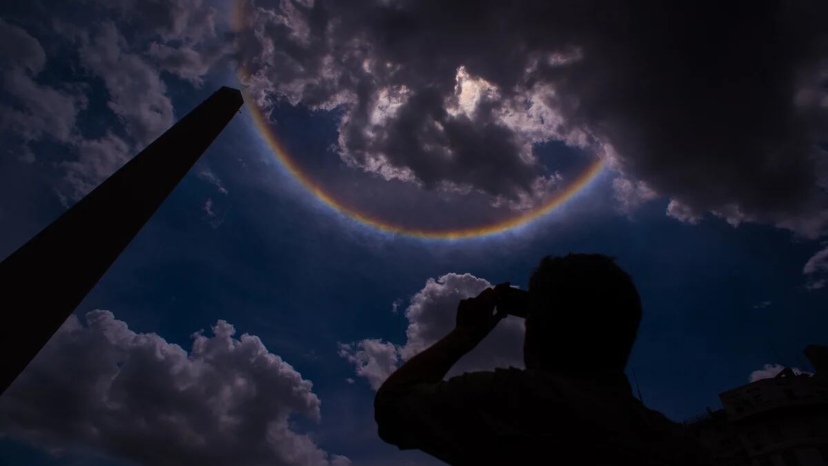 Un espectacular arco iris 'recibe' a la navaja gigante que ya se