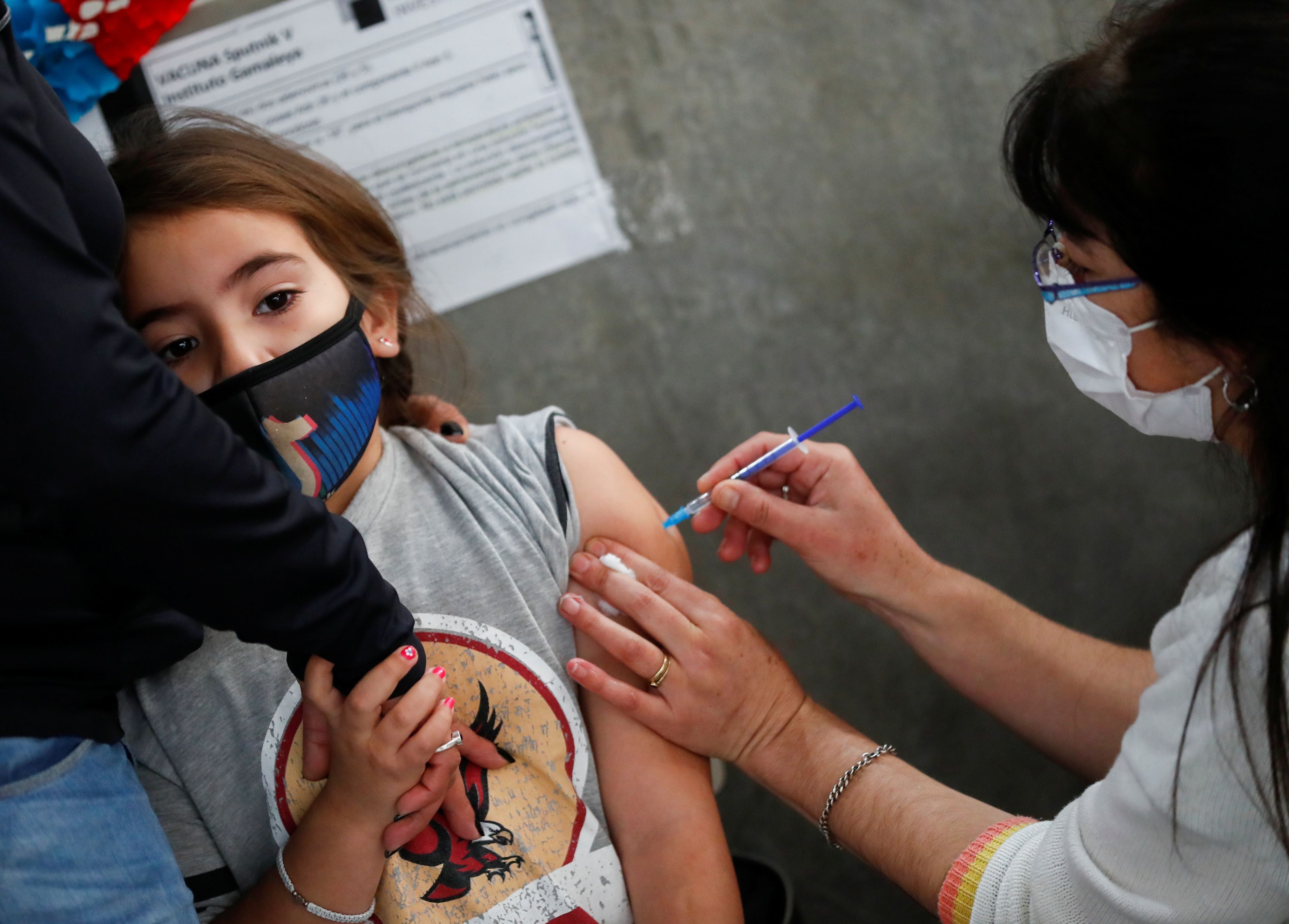 Si bien hubo casos de chicos graves y muertes por COVID, el impacto de la infección fue menor en esa población. Es una de las razones que suman para entender por qué aún hay tantos chicos sin la dosis de refuerzo/. REUTERS/Agustin Marcarian