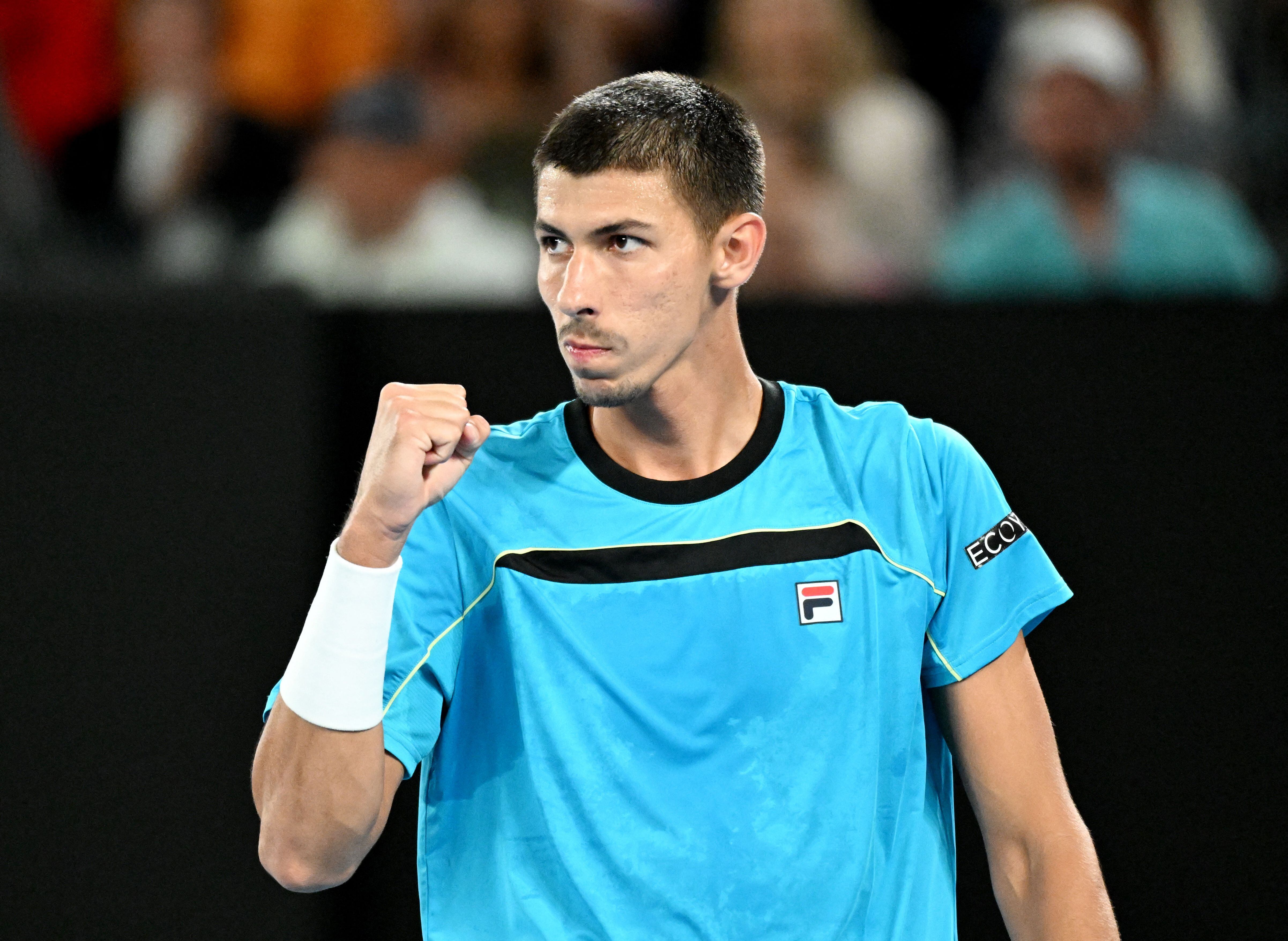 Alexei Popyrin celebra un punto contra Novak Djokovic (REUTERS/Tracey Nearmy)