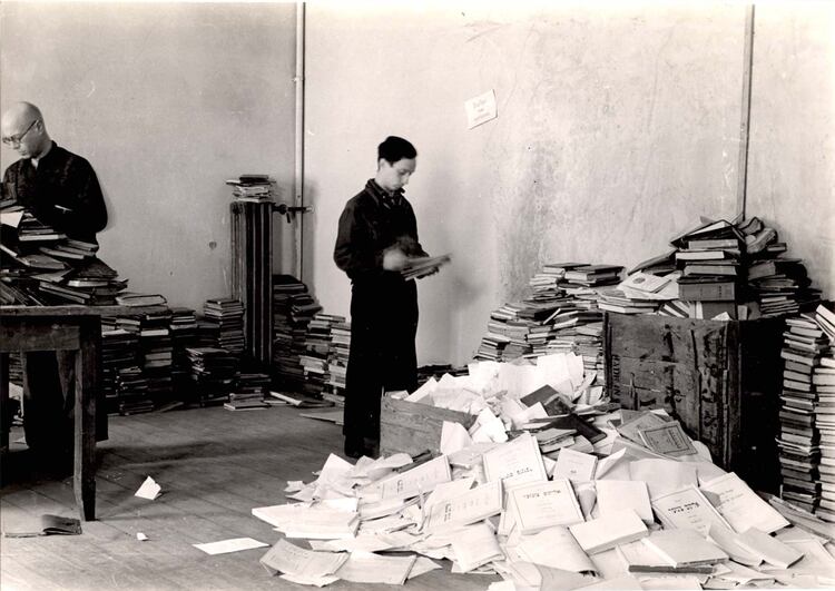 Una foto de la publicación proporcionada por Yad Vashem Photo Archives muestra libros y documentos en el Instituto Científico Yiddish en 1943 en lo que entonces era Vilna, Polonia (The New York Times)