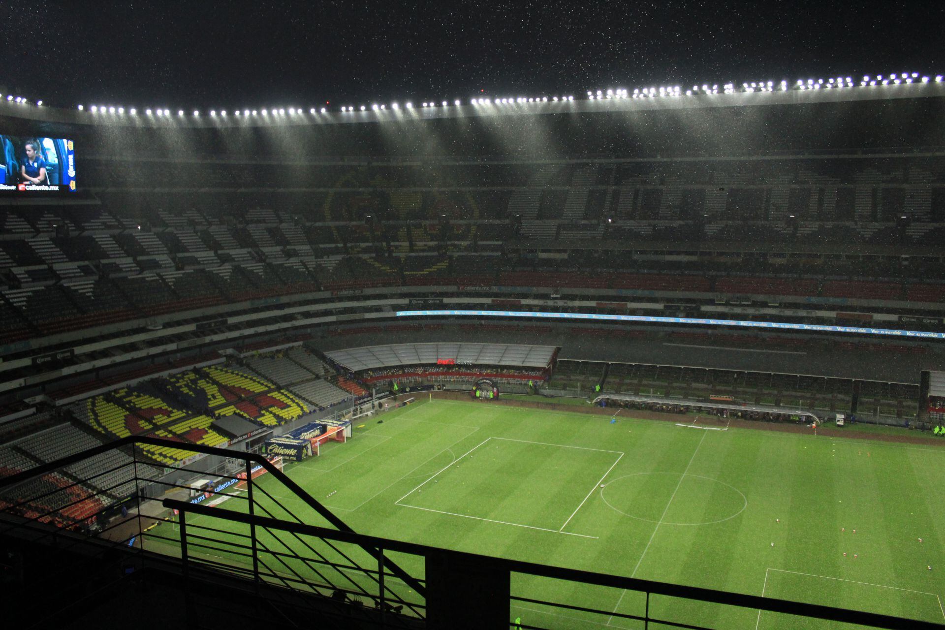 Granizo cubre césped del Estadio Azteca previo a la final América vs Rayadas