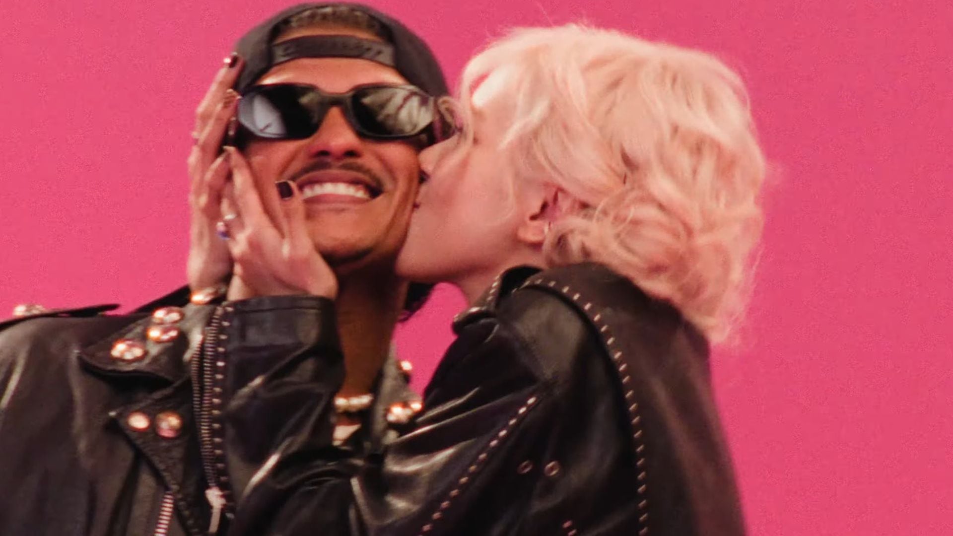 Bruno Mars y Rosé demuestran una gran química tanto en el videoclip oficial de la canción como en sus interacciones en redes sociales (Atlantic Records)