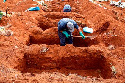 Sepultureros del cementerio de Vila Formosa, el más grande de Latinoamérica, abren nuevas fosas en São Paulo (Brasil) (EFE)