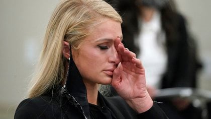 Paris Hilton seca las lágrimas de su rostro mientras testificaba frente a la legislatura de Utah el 8 de febrero de 2021 (AP)