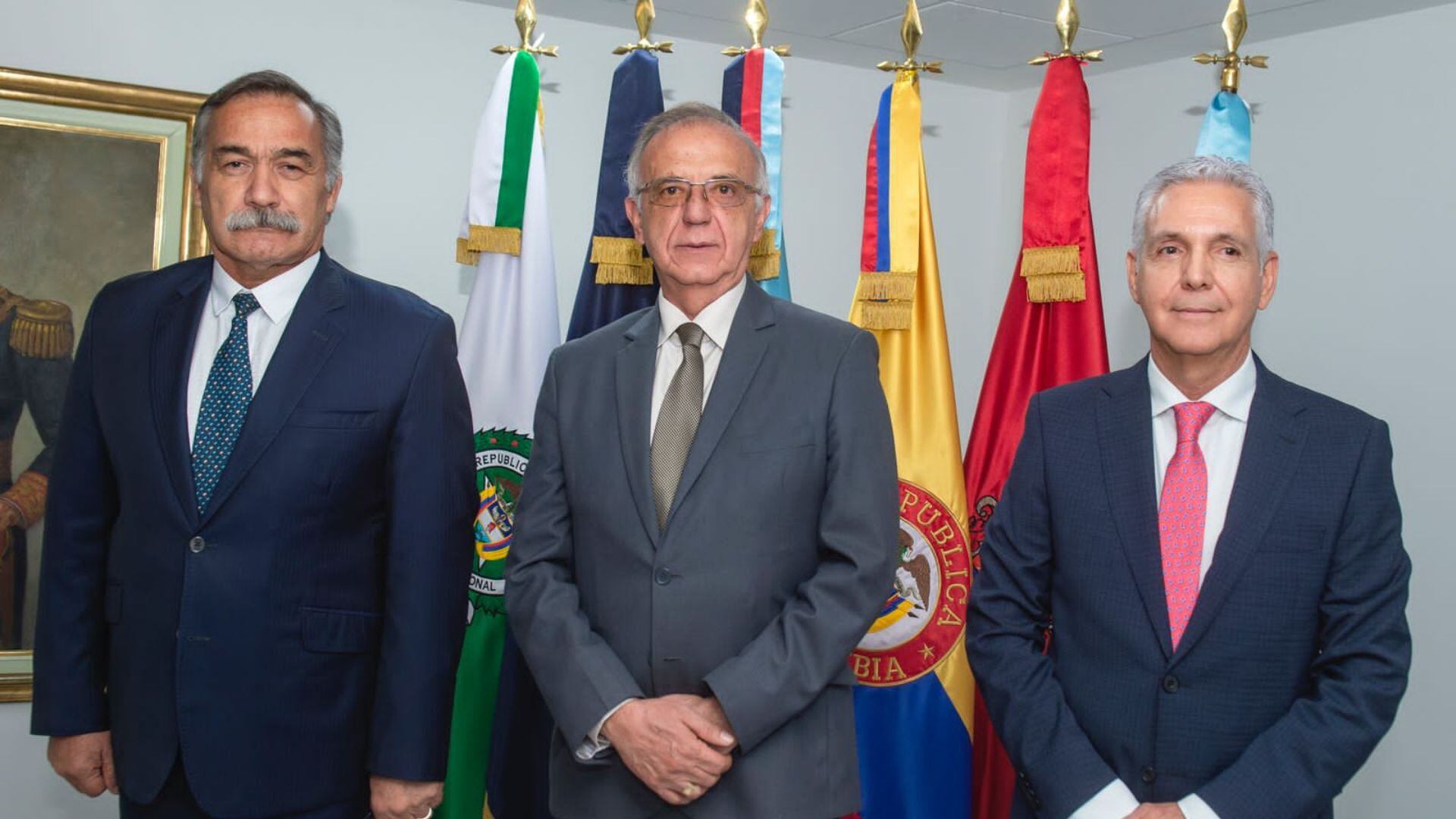 De izquierda a derecha : Ricardo Díaz, viceministro de Estrategia y Planeación; ministro de Defensa Iván Velásquez y; viceministro de Defensa y Seguridad Foto: Ministerio de Defensa