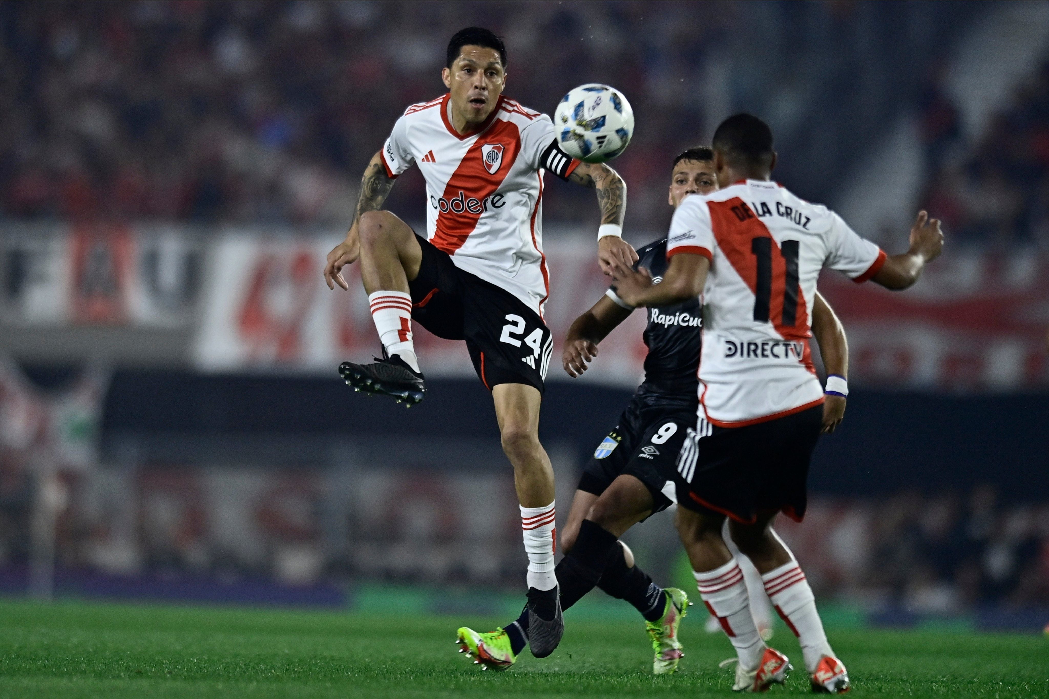 Enzo Pérez rechaza la pelota (@RiverPlate)