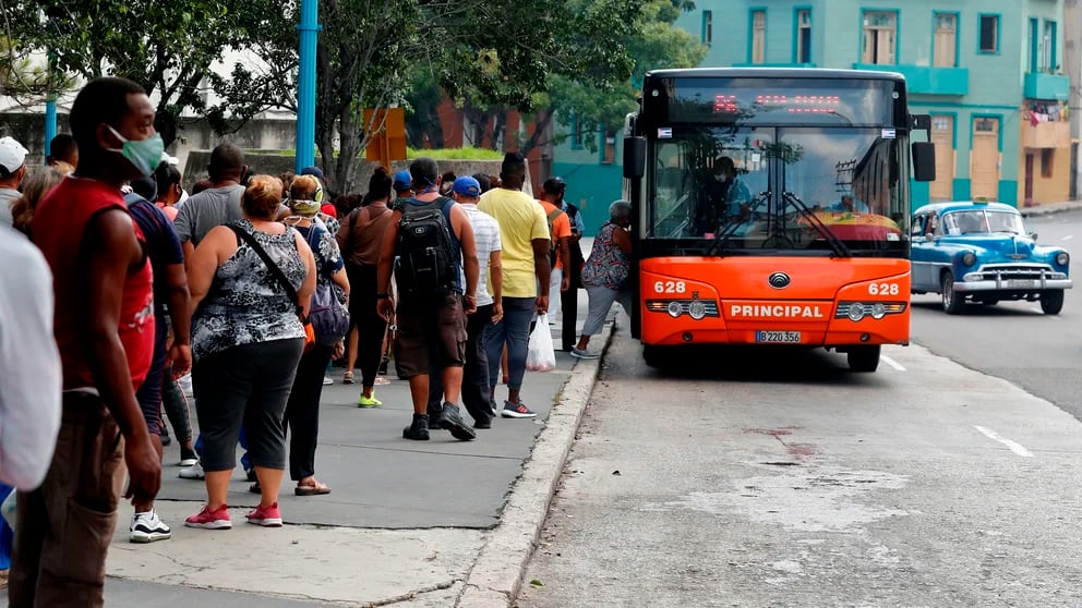 Dutzende von Menschen stehen in Havanna Schlange, um einen Stadtbus zu nehmen. | Bildquelle: Infobae © EFE/Ernesto Mastrascusa/Archivo | Bilder sind in der Regel urheberrechtlich geschützt