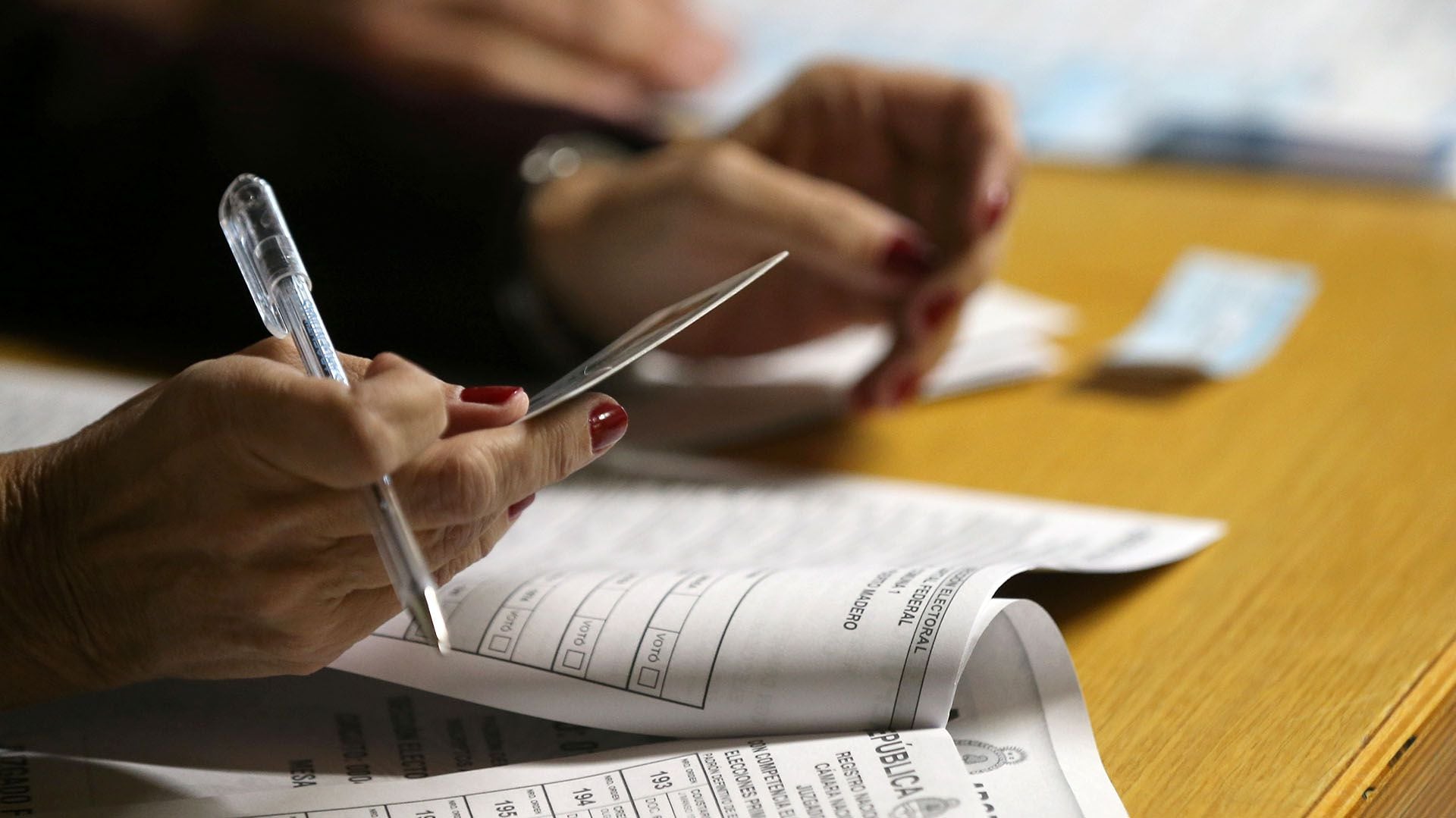 Los ciudadanos argentinos que vivan en otro país podrán votar en las PASO 2023  siempre que tengan su domicilio en el extranjero asentado en su documento de identidad (REUTERS/Agustin Marcarian)