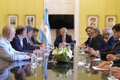 El presidente de la Nación y los representantes del campo, en la reunión que mantuvieron en los primeros días de su gestión