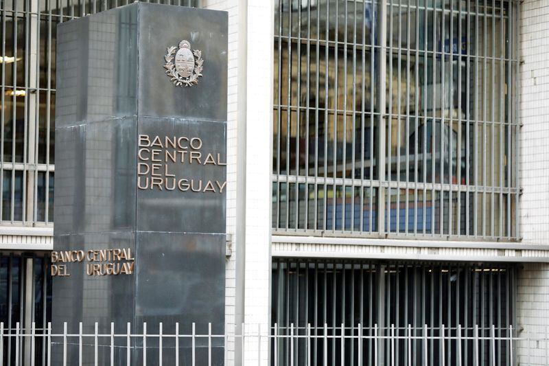 FOTO DE ARCHIVO: El banco central de Uruguay es visto en Montevideo, Uruguay April 23, 2019. Picture taken April 23, 2019. REUTERS/Andres Stapff