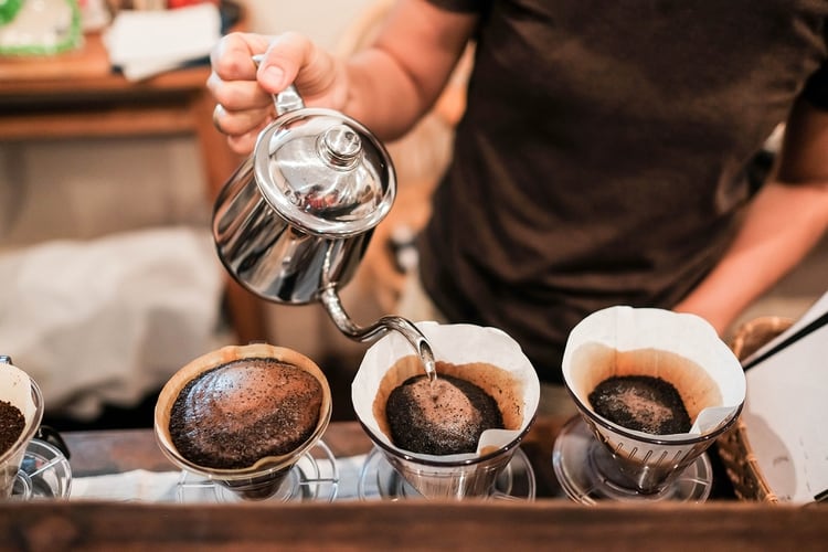  A grande rasgos, la información de la que disponemos es bastante simple, pero el diablo esta en los detalles, y las especulaciones sobre si el café podría ayudar o perjudicar se disparan sin que nadie les ponga freno. (Shutterstock)