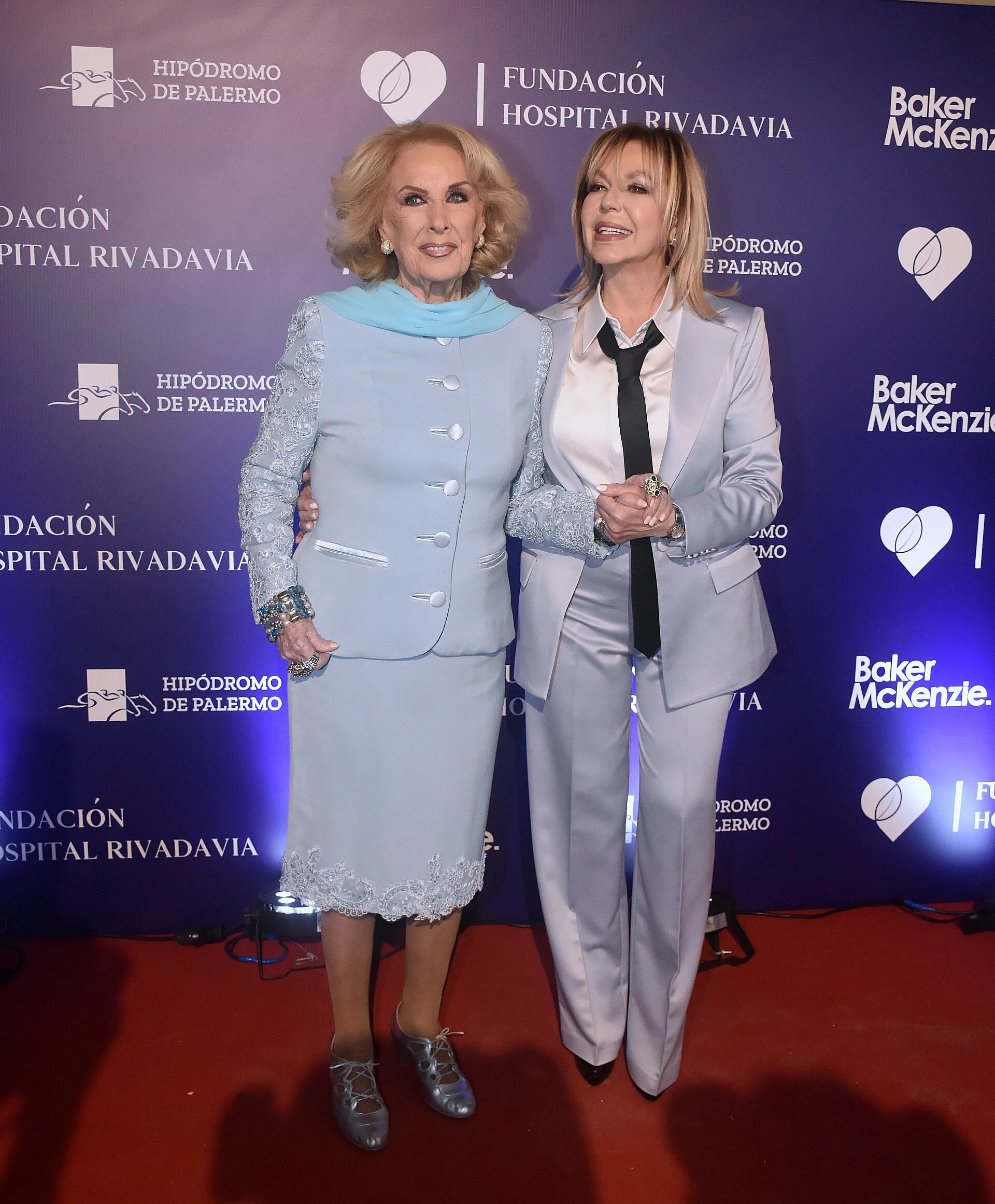 Mirtha Legrand junto a la presidente de la Fundación Hospital Rivadavia, uno de los hospitales  más importantes de la ciudad de Buenos Aires y también  uno de los más antiguos, emplazado en pleno barrio de Recoleta, en la Av. Las Heras 2670, en el se realizan más de 1000 consultas y prácticas diarias