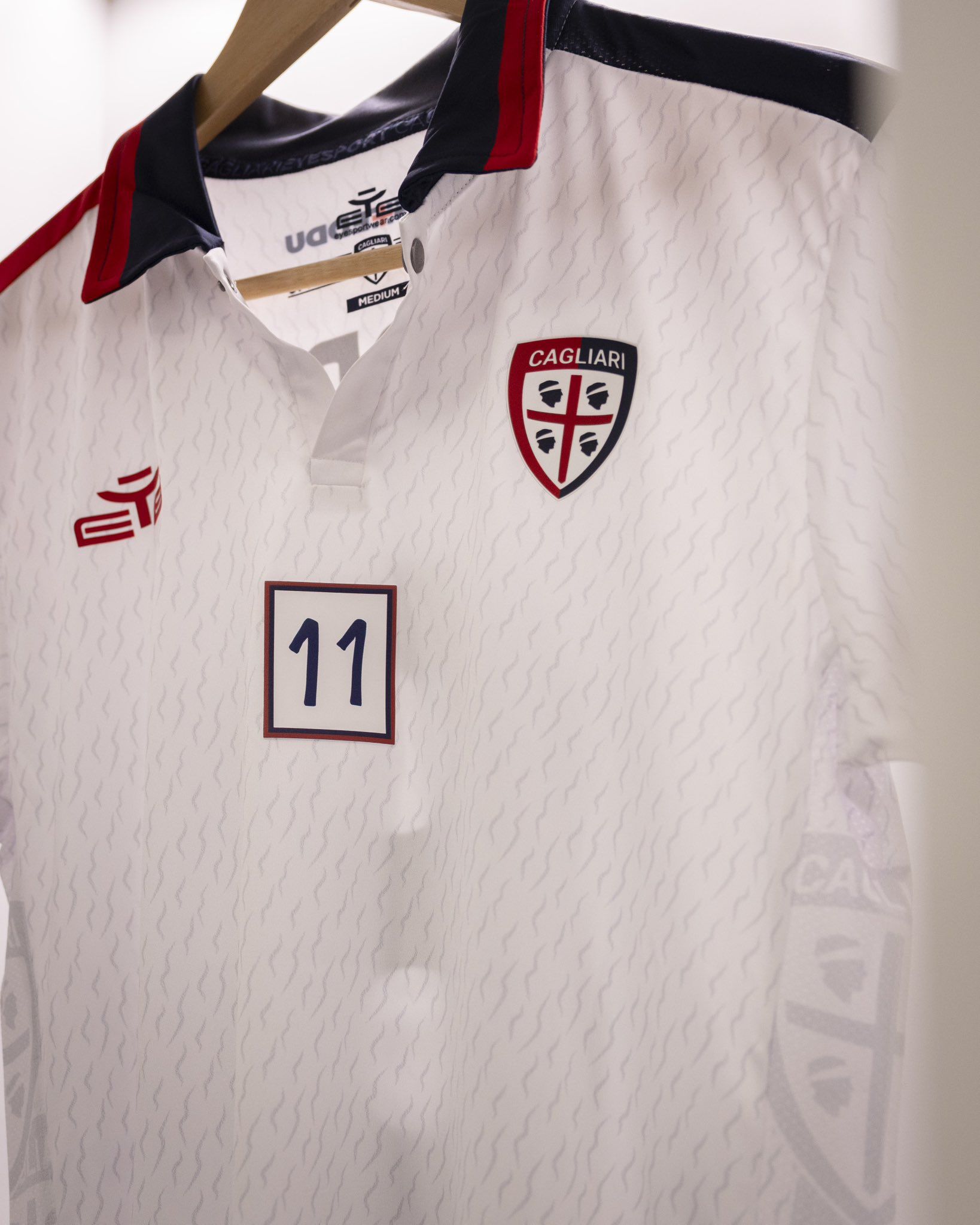 Los jugadores de Cagliari utilizarán una camiseta con el número 11 en el pecho en homenaje a 'Gigi' Riva.