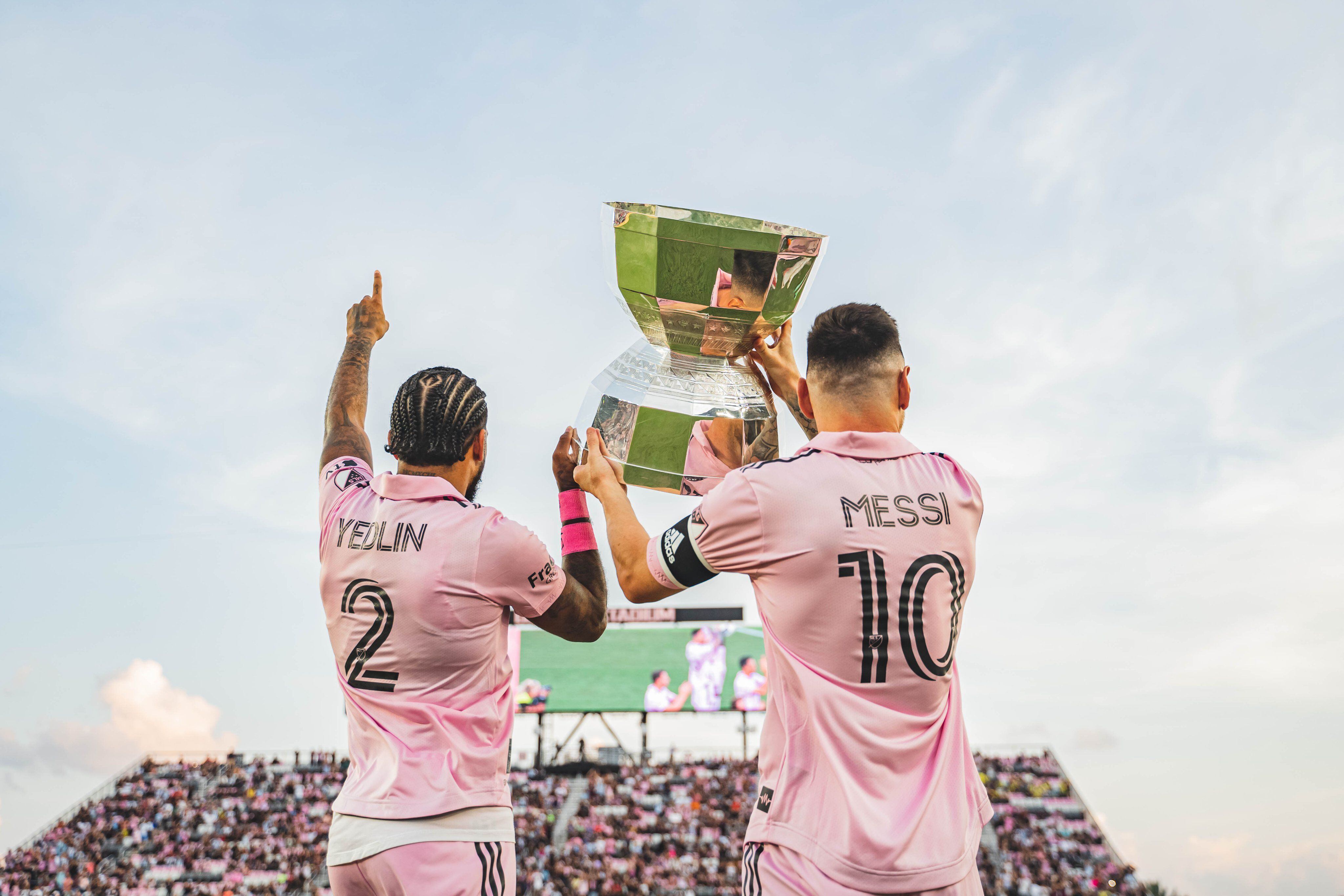 Lionel Messi y DeAndre Yedlin levantan la Leagues Cup delante del público de Inter Miami (@InterMiami)