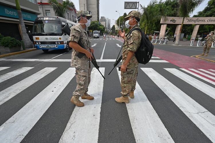 Soldados controlan la circulación en Lima (AFP)