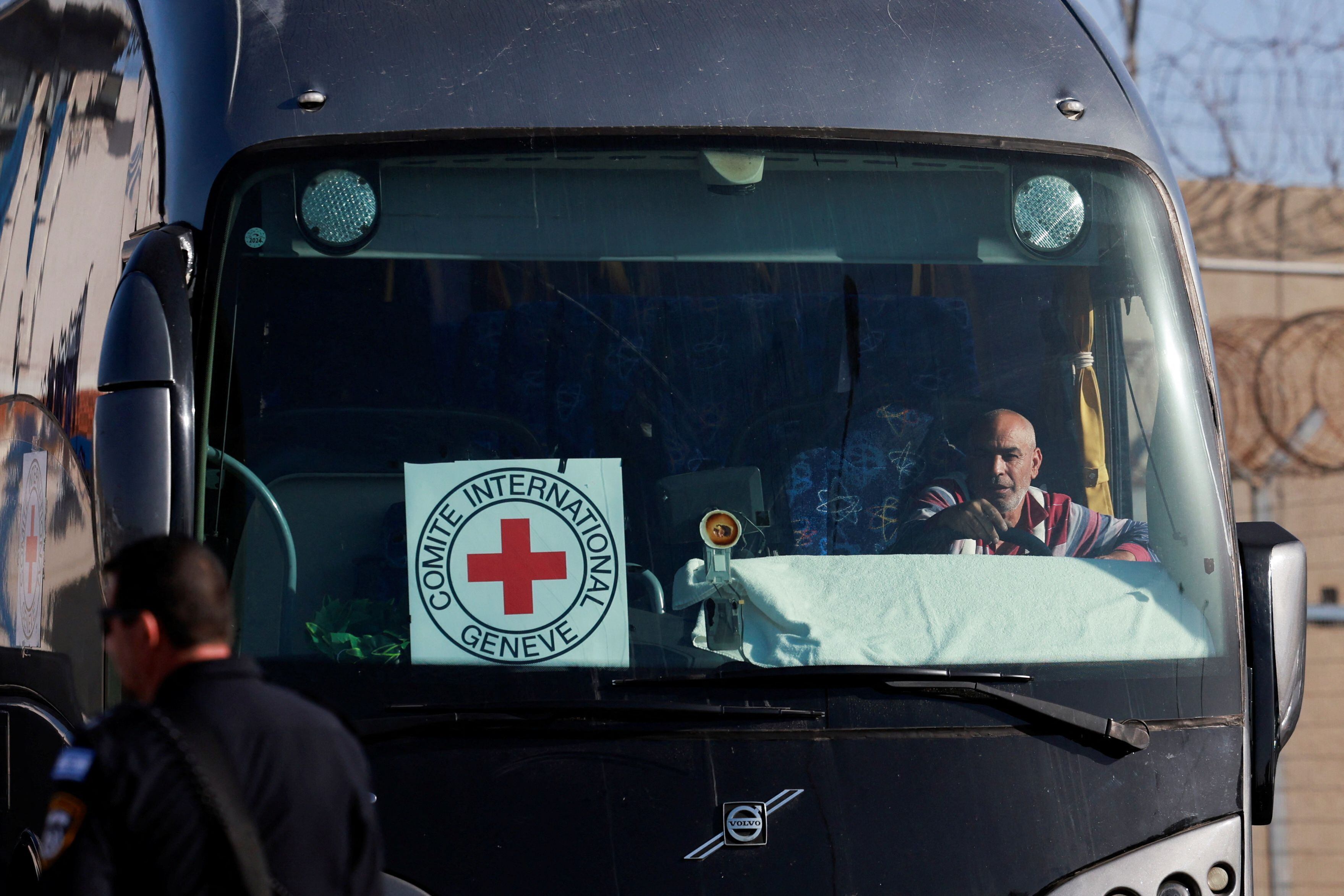 Un conductor se sienta dentro de un autobús de la Cruz Roja, 24 de noviembre de 2023. REUTERS/Ammar Awad