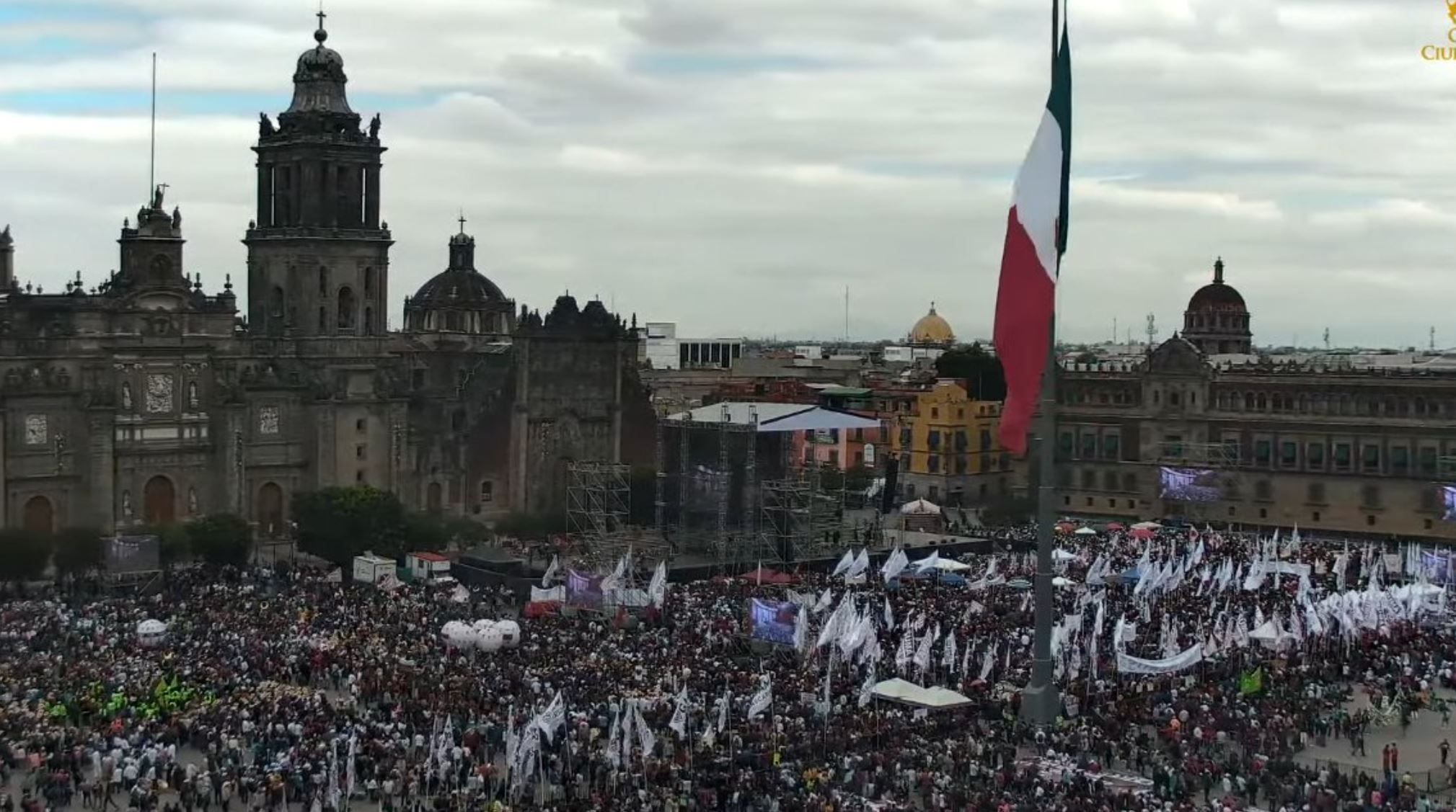 Decenas de personas llegan al Zócalo. (Foto: @webcamsdemexico)