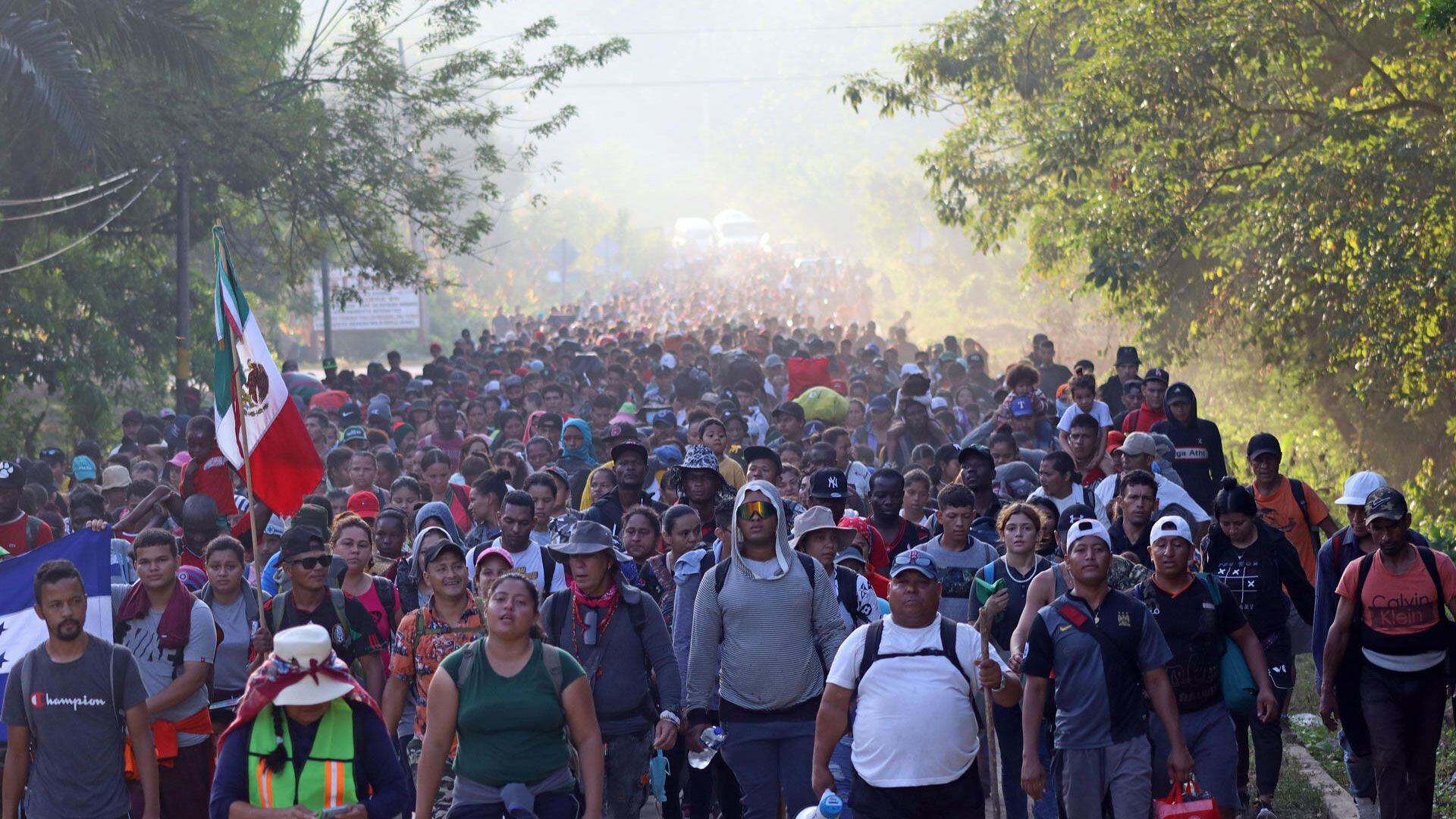 Una masiva caravana de migrantes avanza por M xico hacia Estados