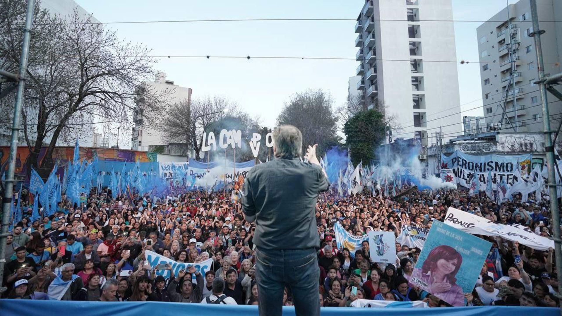 Máximo Kirchner junto a la militancia de La Cámpora