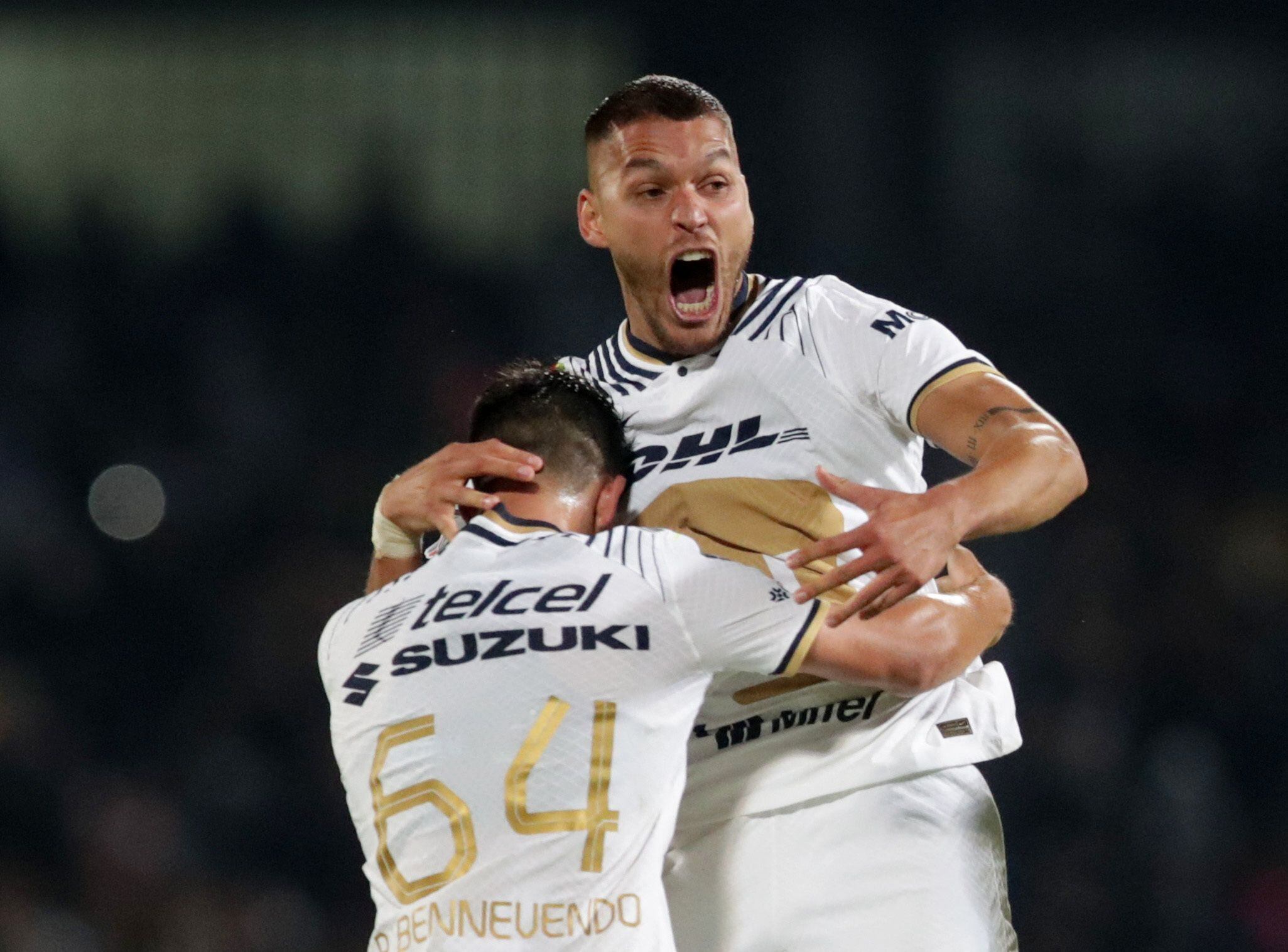 Nicolas Freire celebrando un gol cuando jugaba en el fútbol mexicano