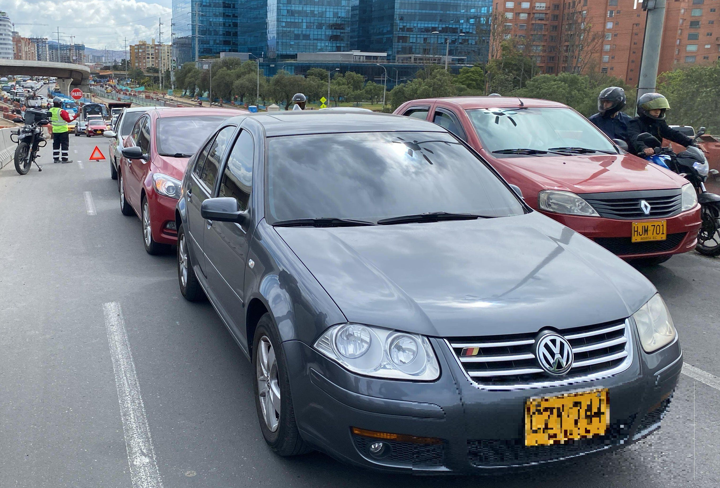 Se presenta siniestro múltiple en la localidad de Engativá, entre tres automóviles en la carrera 68 con Av. El Dorado (calle 26) - crédito @BogotaTransito / X