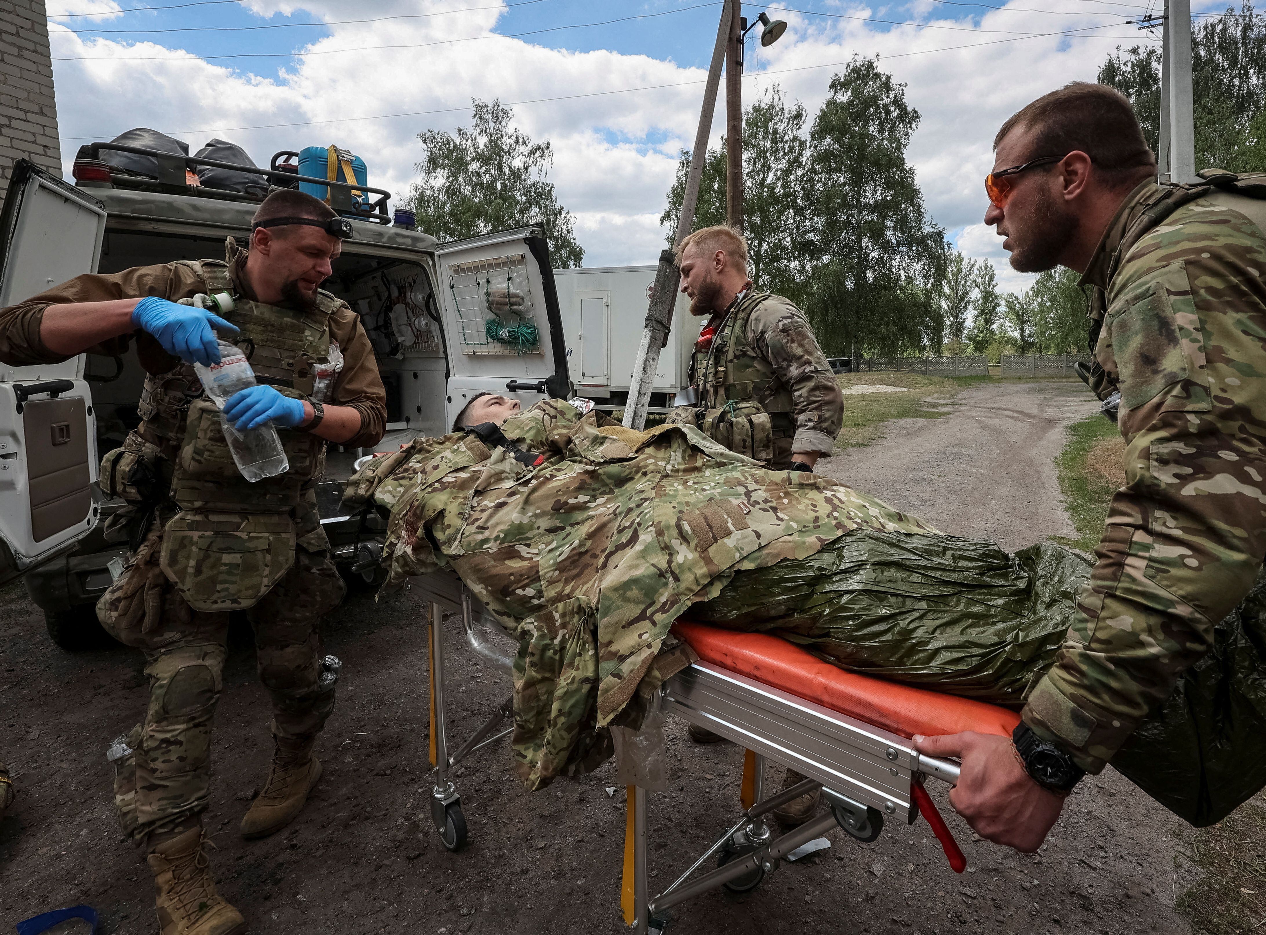 Los paramédicos militares tratan a un miembro del servicio ucraniano herido, en medio del ataque de Rusia a Ucrania, cerca de la ciudad de Vovchansk en la región de Kharkiv, Ucrania, el 12 de mayo de 2024. REUTERS/Vyacheslav Madiyevskyy