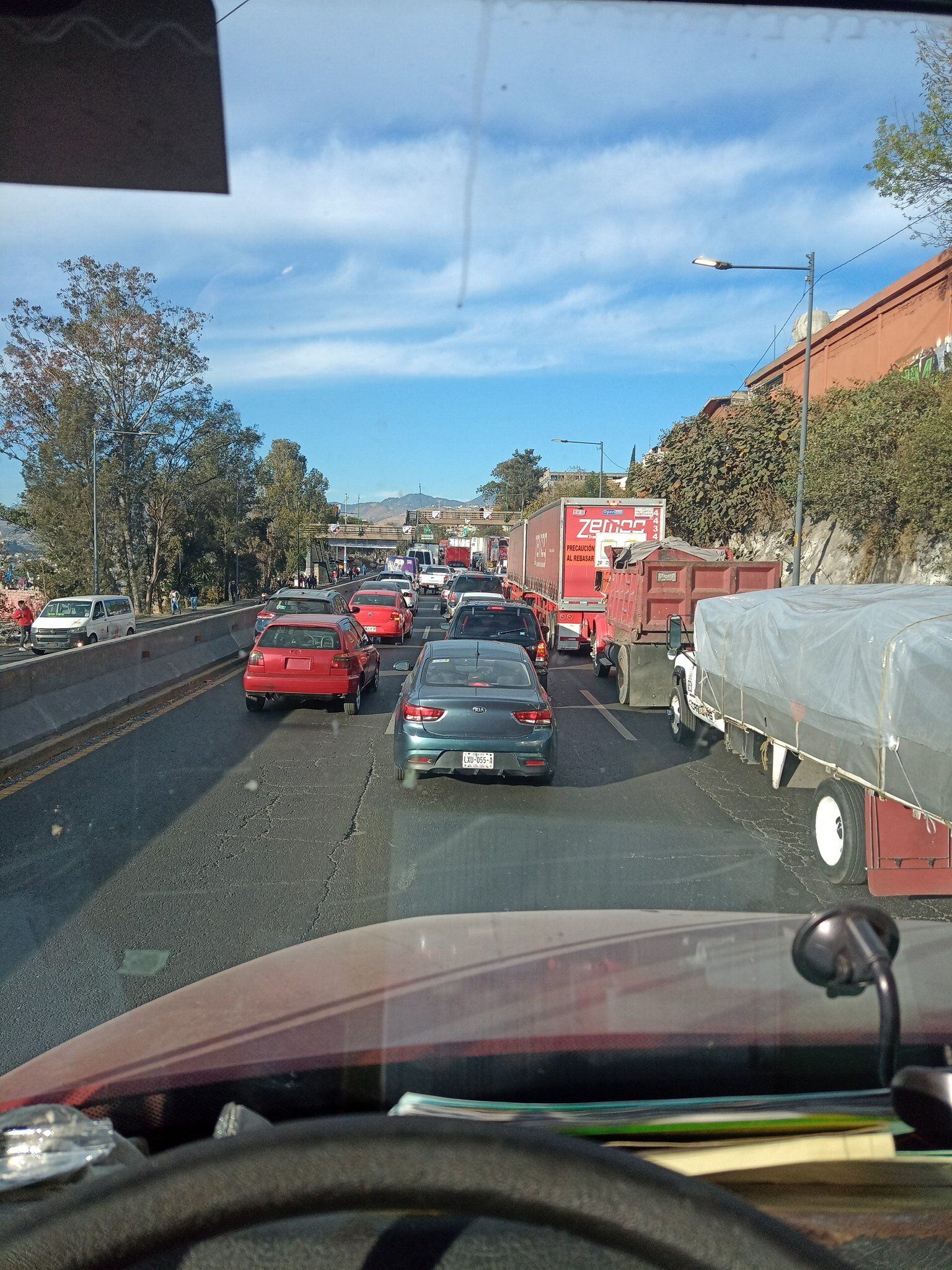 Caos en la Carretera Naucalpan-Toluca por bloqueo de transportistas.