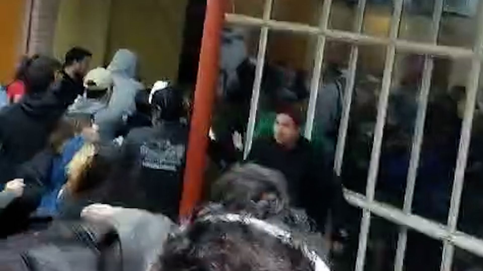 Hubo incidentes en la Universidad de Quilmes y militantes libertarios lanzaron gas pimienta en medio de los disturbios