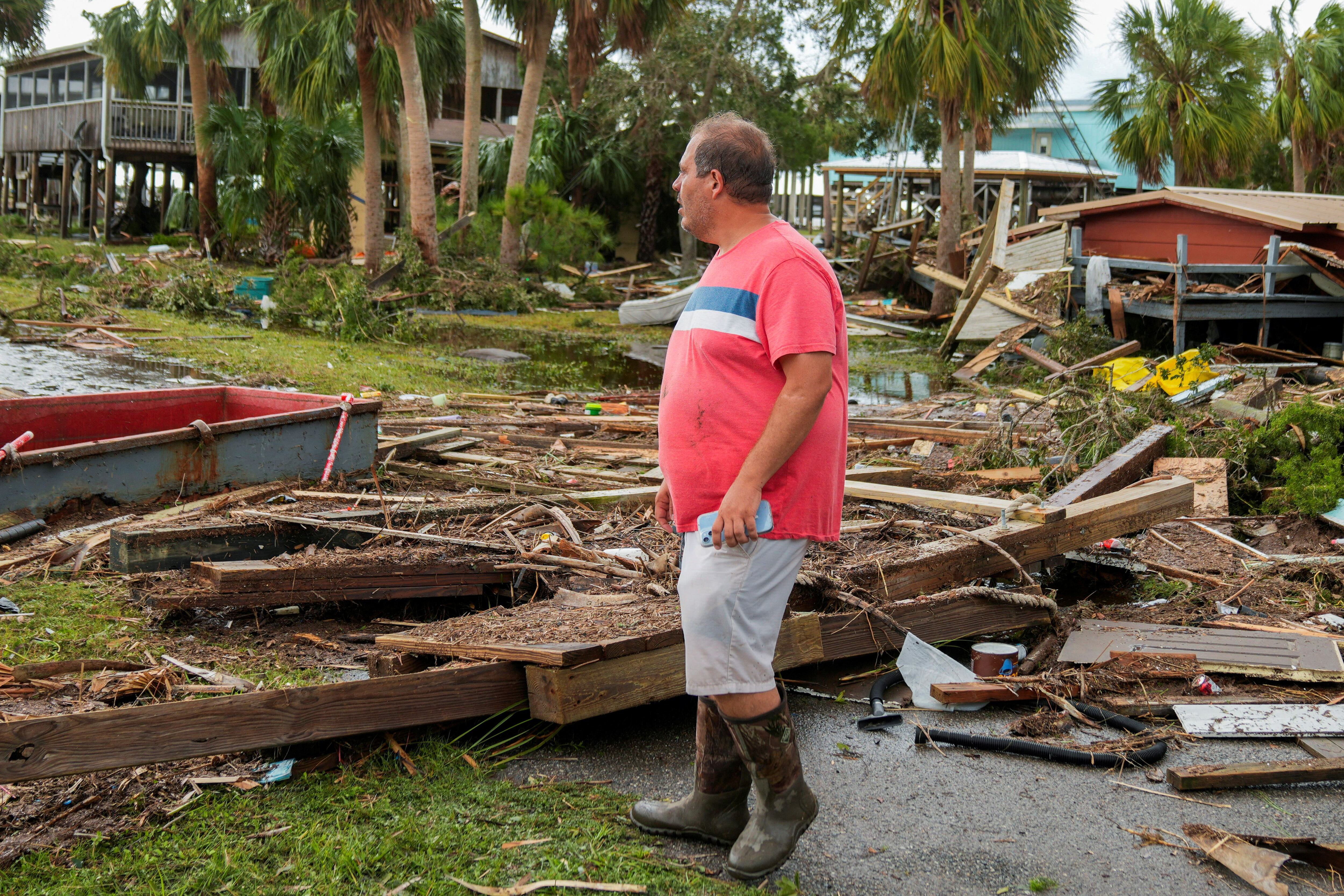 Buddy Ellison, de 39 años, examina su ahora destruido negocio de camarones después de la llegada del huracán Idalia a Horseshoe Beach, Florida, EE.UU., el 30 de agosto de 2023. REUTERS/Cheney Orr