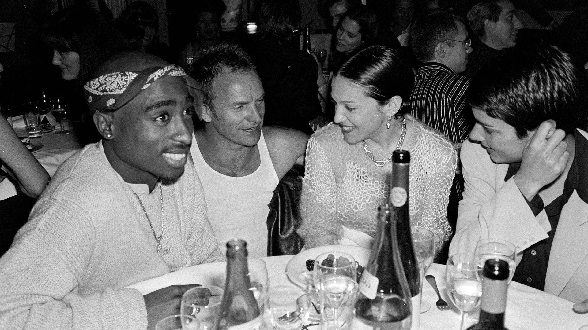 Tupac Shakur, Sting, Madonna e Ingrid Casares en una cena en marzo de 1994 (Fairchild Archive/Penske Media/Shutterstock)