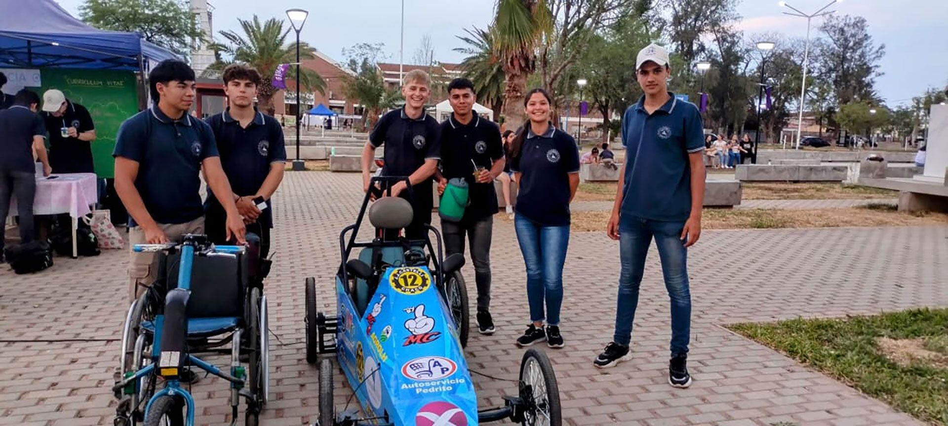 Inspirados en ayudar a una compañera, cuatro alumnos chaqueños trabajan sobre un dispositivo a motor más barato que los se comercializan