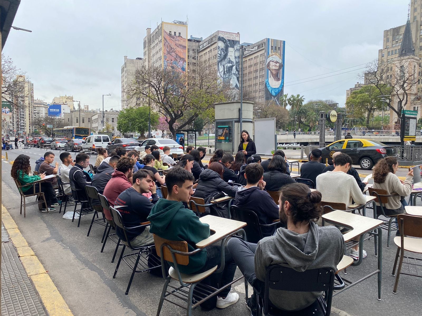 Una clase pública frente a la Facultad de Ciencias Económicas (Twitter/@conduccionFUBA)