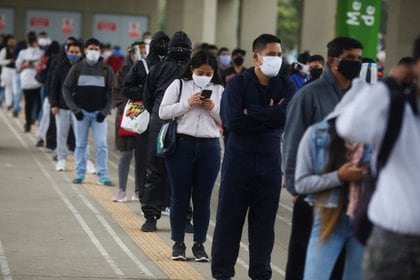 Los viajeros hacen fila en una estación de metro durante la última etapa de la reapertura de la economía peruana después de terminar los meses de cuarentena (REUTERS / Sebastian Castaneda)