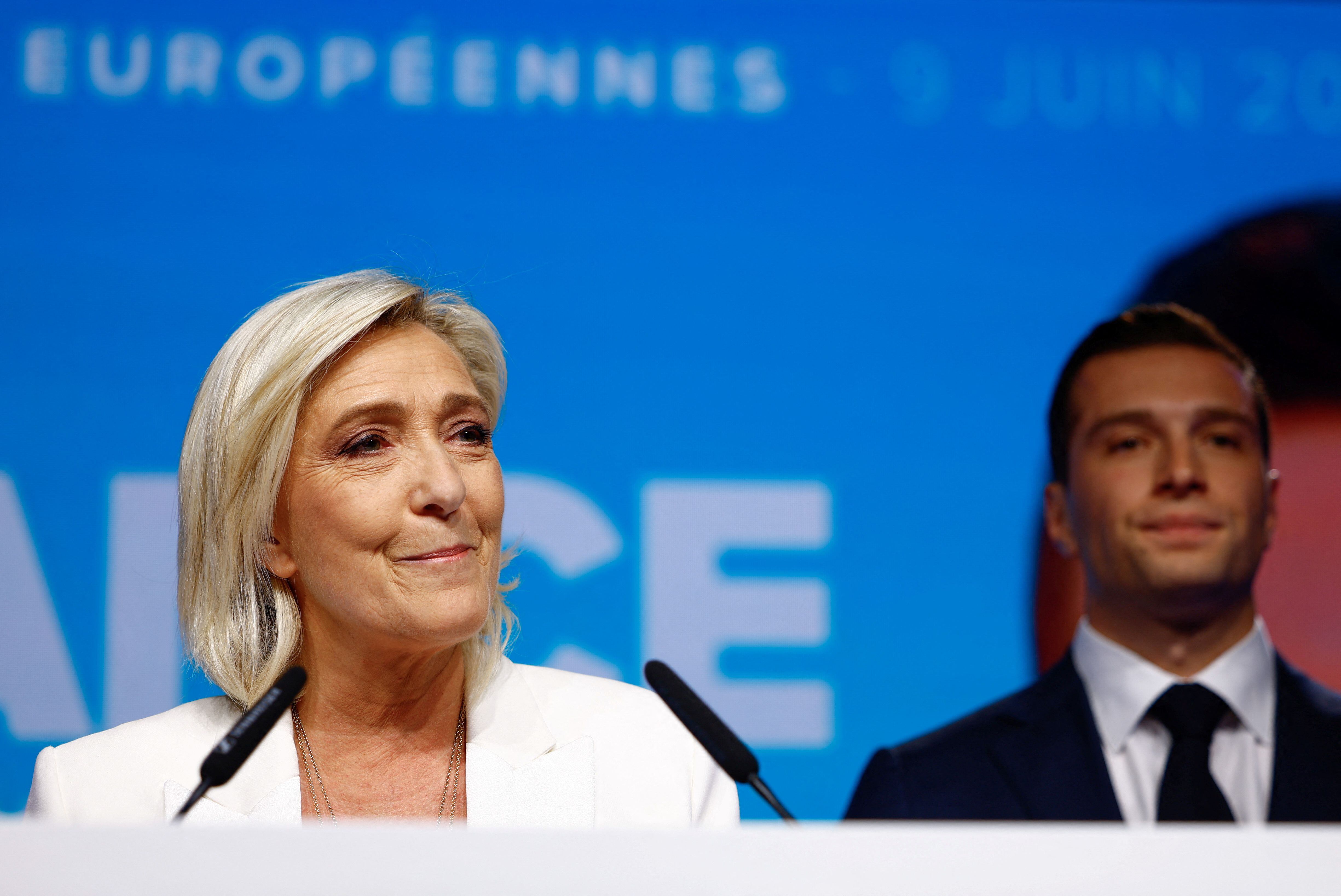 Marine Le Pen junto a Jordan Bardella, candidato de Agrupación Nacional en las elecciones europeas de este domingo en Francia (REUTERS/Sarah Meyssonnier)