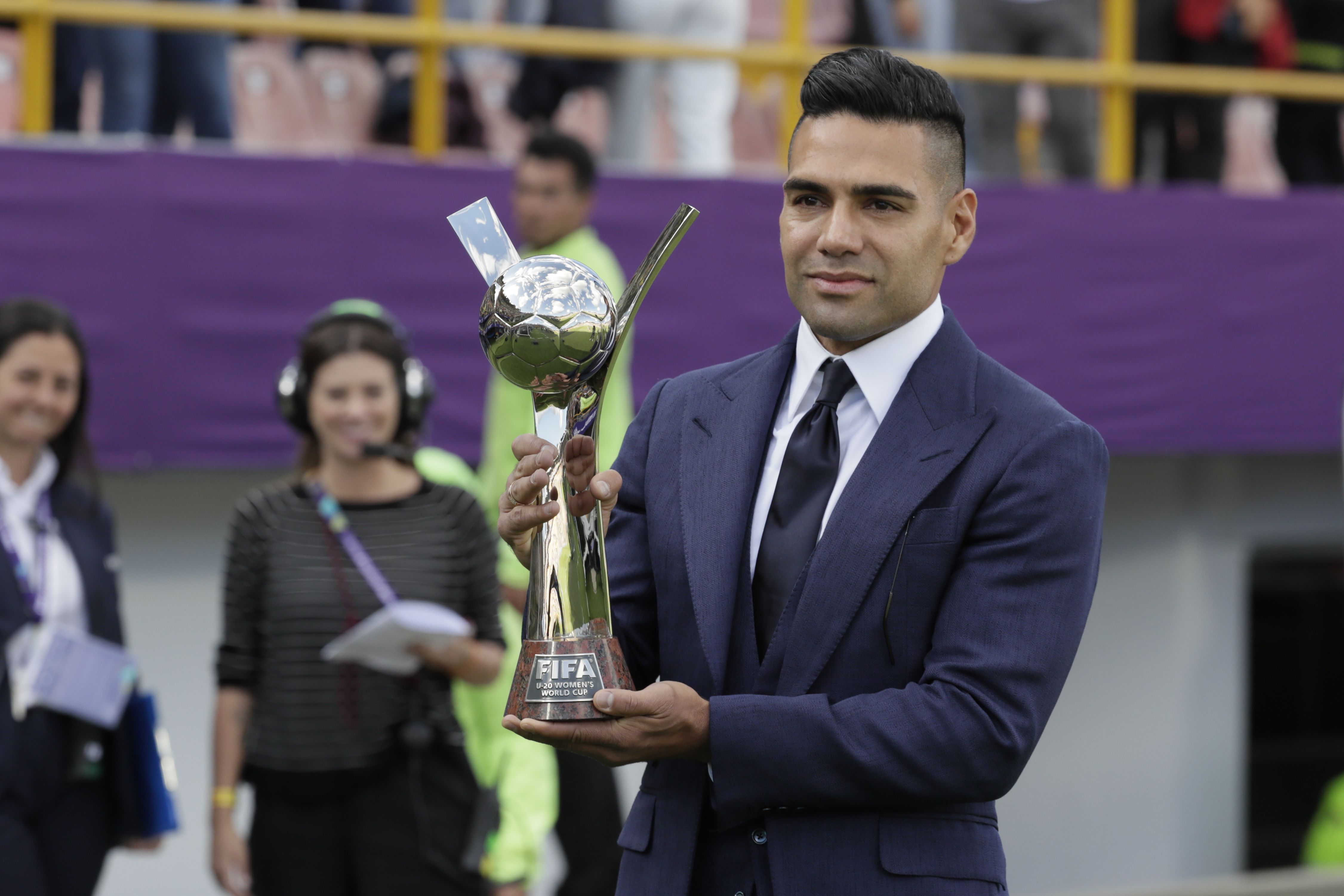 El futbolista Radamel Falcao García sostiene el trofeo de la Copa Mundial Femenina sub-20. EFE/ Carlos Ortega
