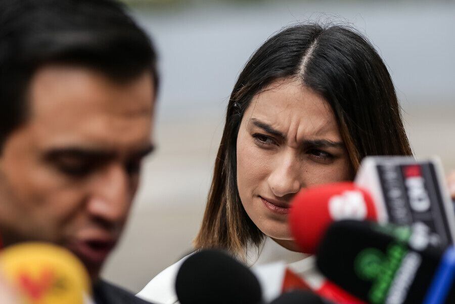 Laura Sarabia y su abogado Jorge Mario Gómez, luego de presentar el documento que la acredita como directora del DPS - crédito John Paz/Colprensa