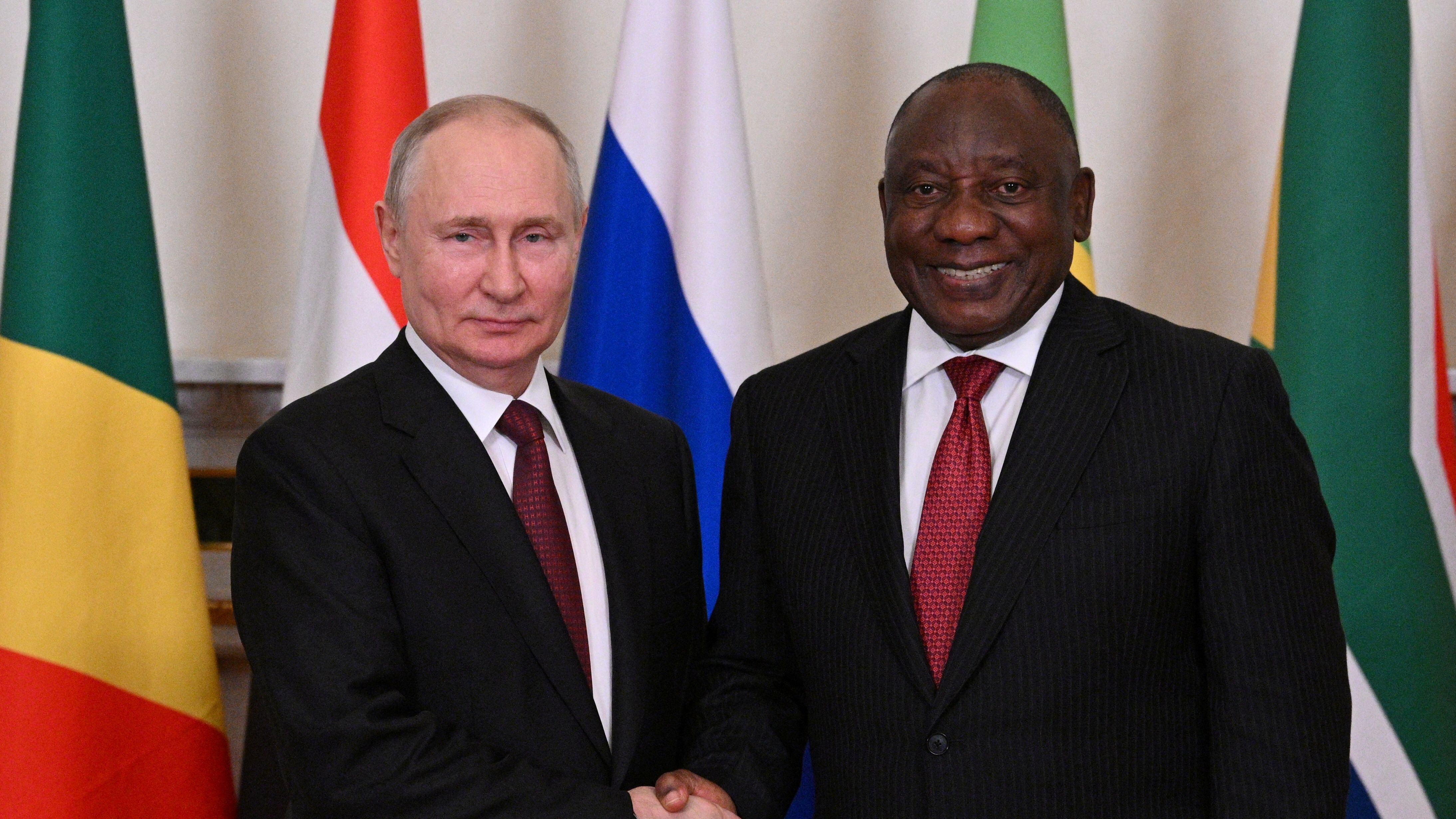 El presidente ruso, Vladímir Putin, estrecha la mano del presidente sudafricano, Cyril Ramaphosa, durante una reunión en San Petersburgo, Rusia, el 17 de junio de 2023. Ramil Sitdikov/Agencia fotográfica RIA Novosti vía REUTERS/Archivo