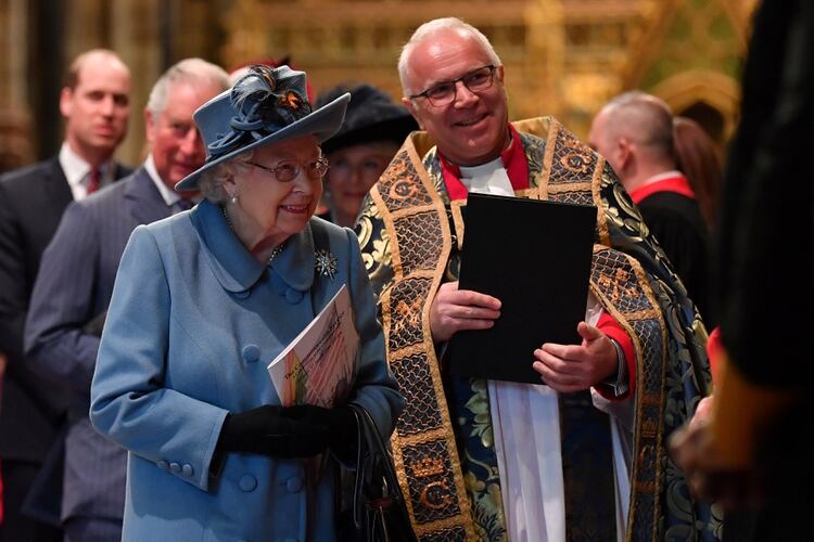 La Reina Isabel con el reverendo David Hoyle (Ben Stansall via REUTERS)
