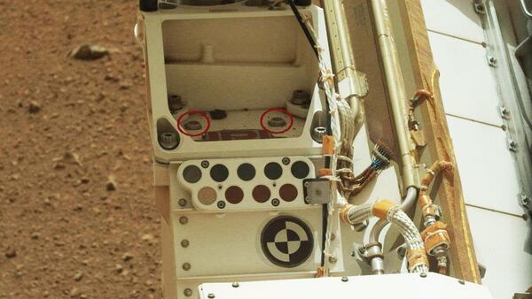 Dos chips similares a los de la Mars Rover 2020 es fotografiado en Marte en 2013 a bordo del robot Curiosity