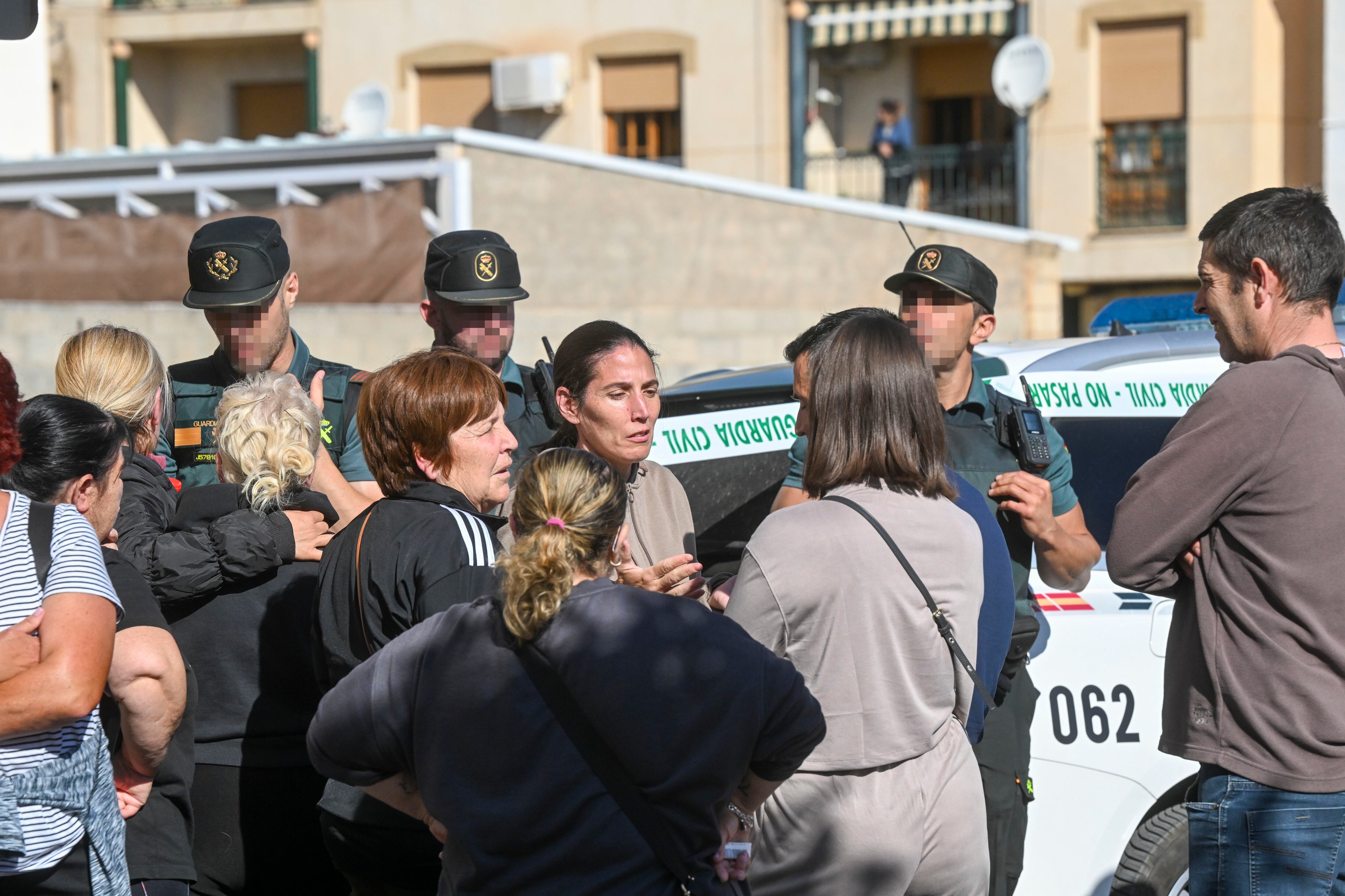 Varias personas congregadas cerca de la vivienda después de que el hombre de 72 años, que permanecía atrincherado con un arma de fuego desde la noche de este domingo en una vivienda de Huétor Tájar, Granada. (EFE/ Miguel Ángel Molina)