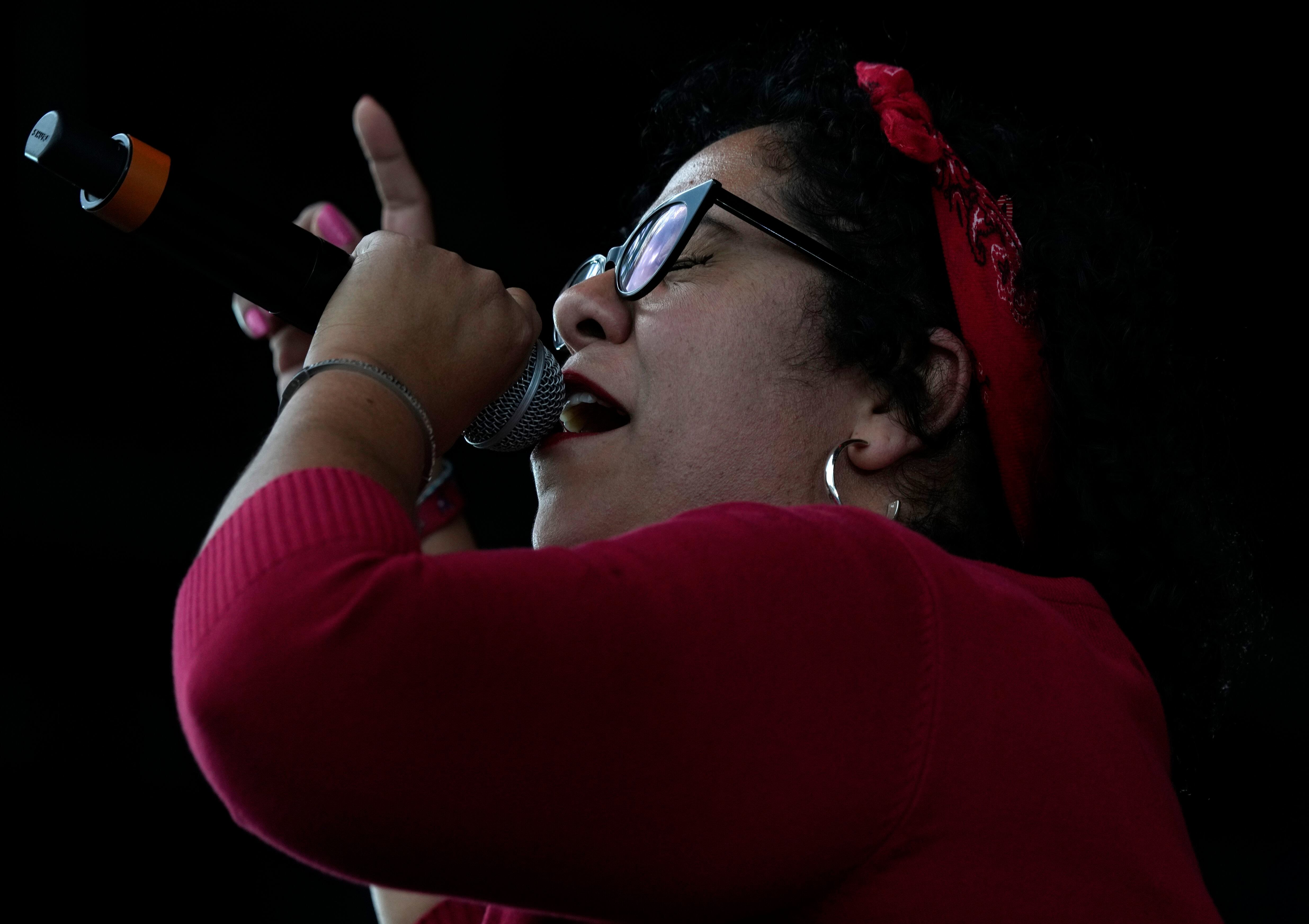 Marisol "La Marisoul" Hernández vocalista de la banda mexico-estadounidense La Santa Cecilia durante su presentación en el festival Vive Latino en la Ciudad de México el sábado 18 de marzo de 2023. (Foto AP/Fernando Llano)