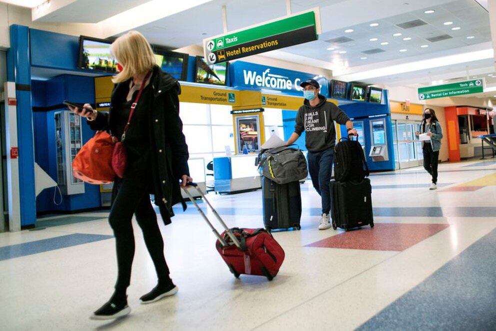 Pasajeros llegan en un vuelo al Aeropuerto Internacional JFK, en Nueva York, EEUU