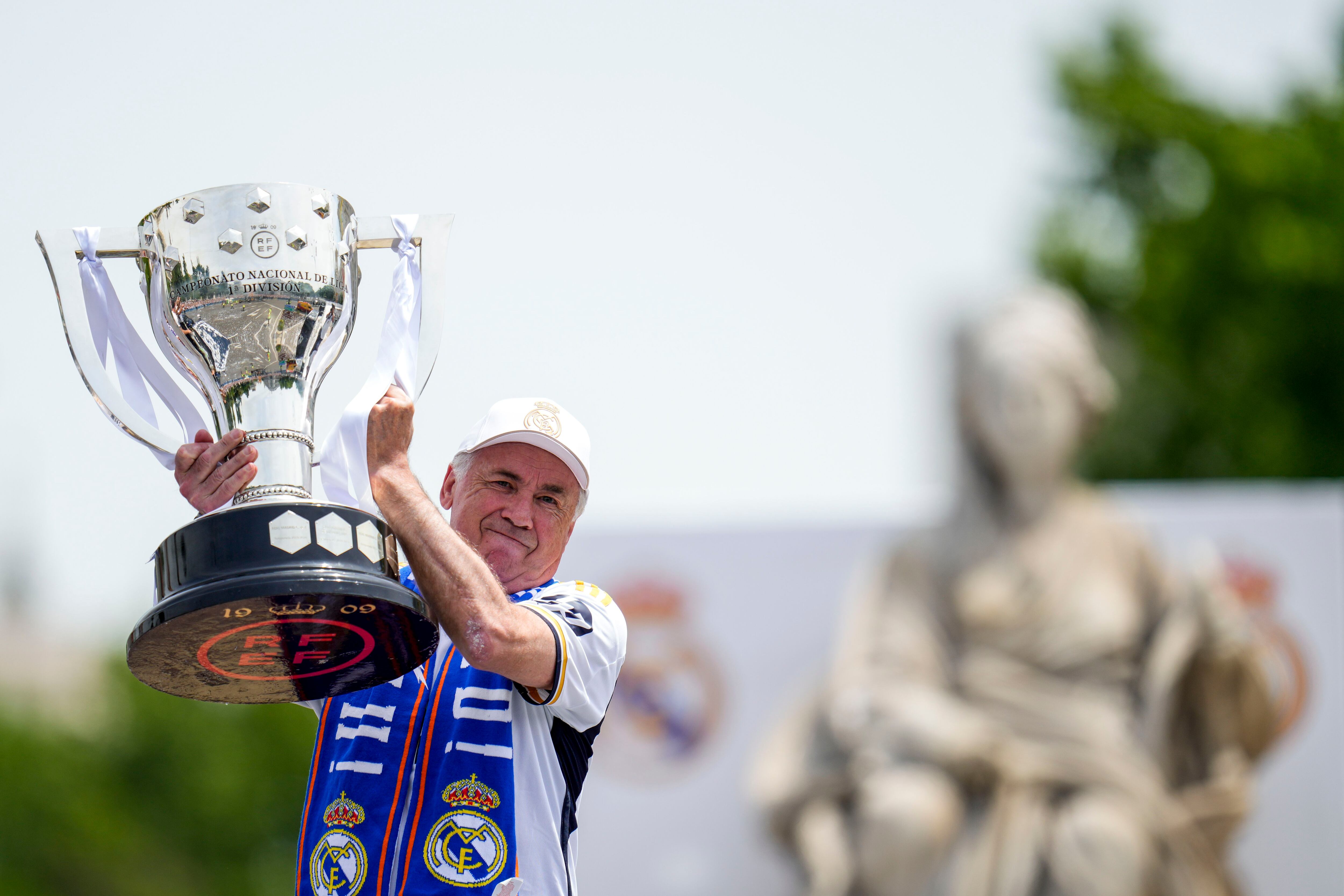 El técnico del Real Madrid Carlo Ancelotti alza el trofeo de campeón de la Liga de España (AP Foto/Manu Fernández)