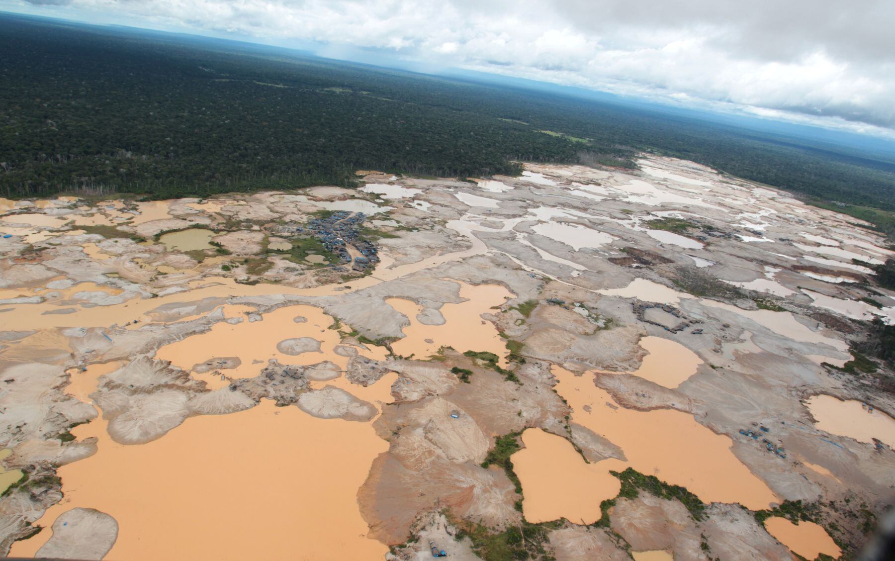 Según el último reporte de la Conservación Amazónica ACCA, se estima una deforestación minera de 11.200 hectáreas en el Corredor Minero de Madre de Dios únicamente entre 2021 y 2022.