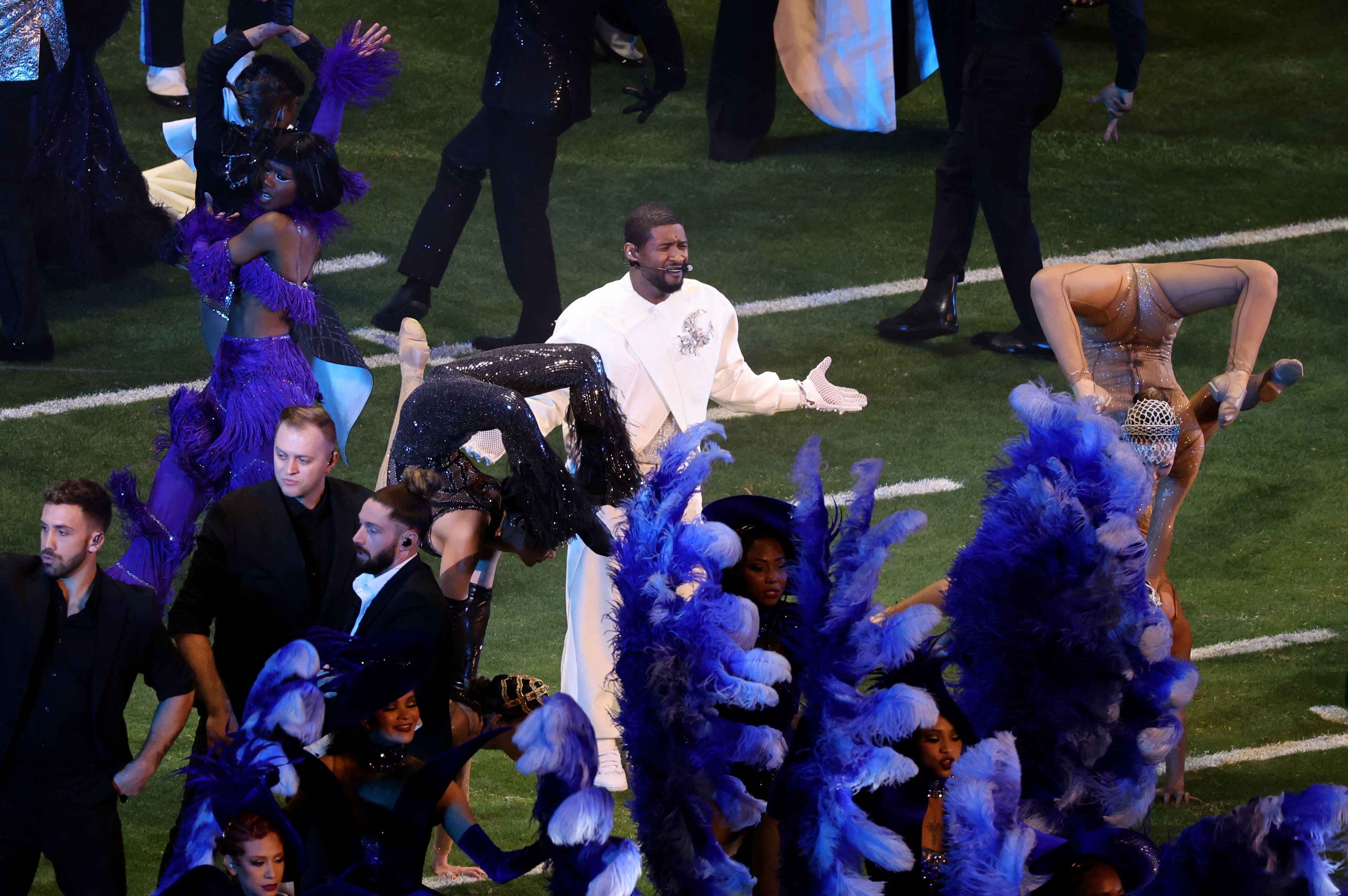  Usher encabezó el show del medio tiempo (REUTERS/Mike Blake)