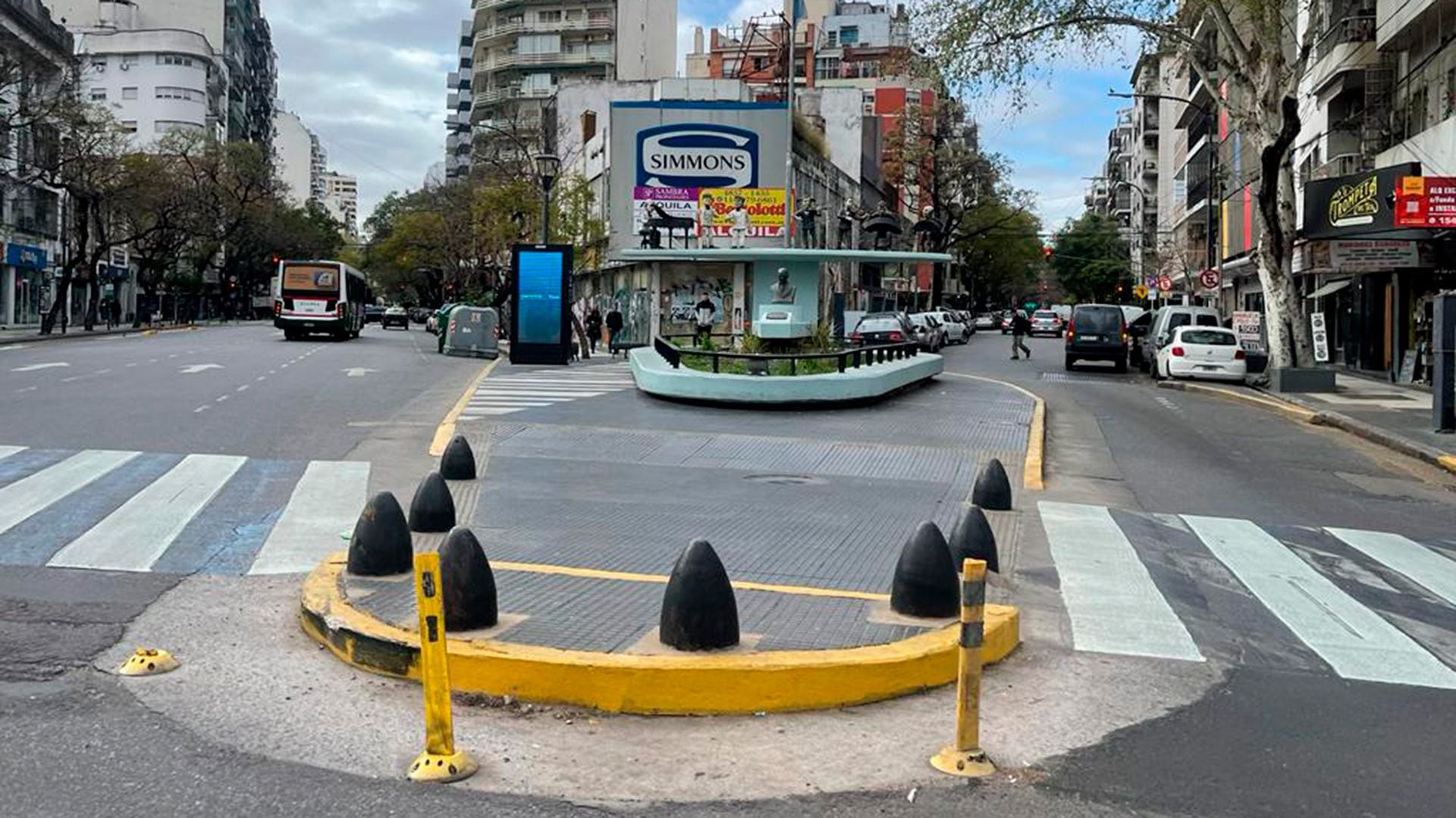 Imagen urbana que homenajea al gran pianista y compositor de tangos Osvaldo Pugliese, un símbolo del barrio. Allí confluyen las avenidas Corrientes, Scalabrini Ortiz y la calle Luis Drago