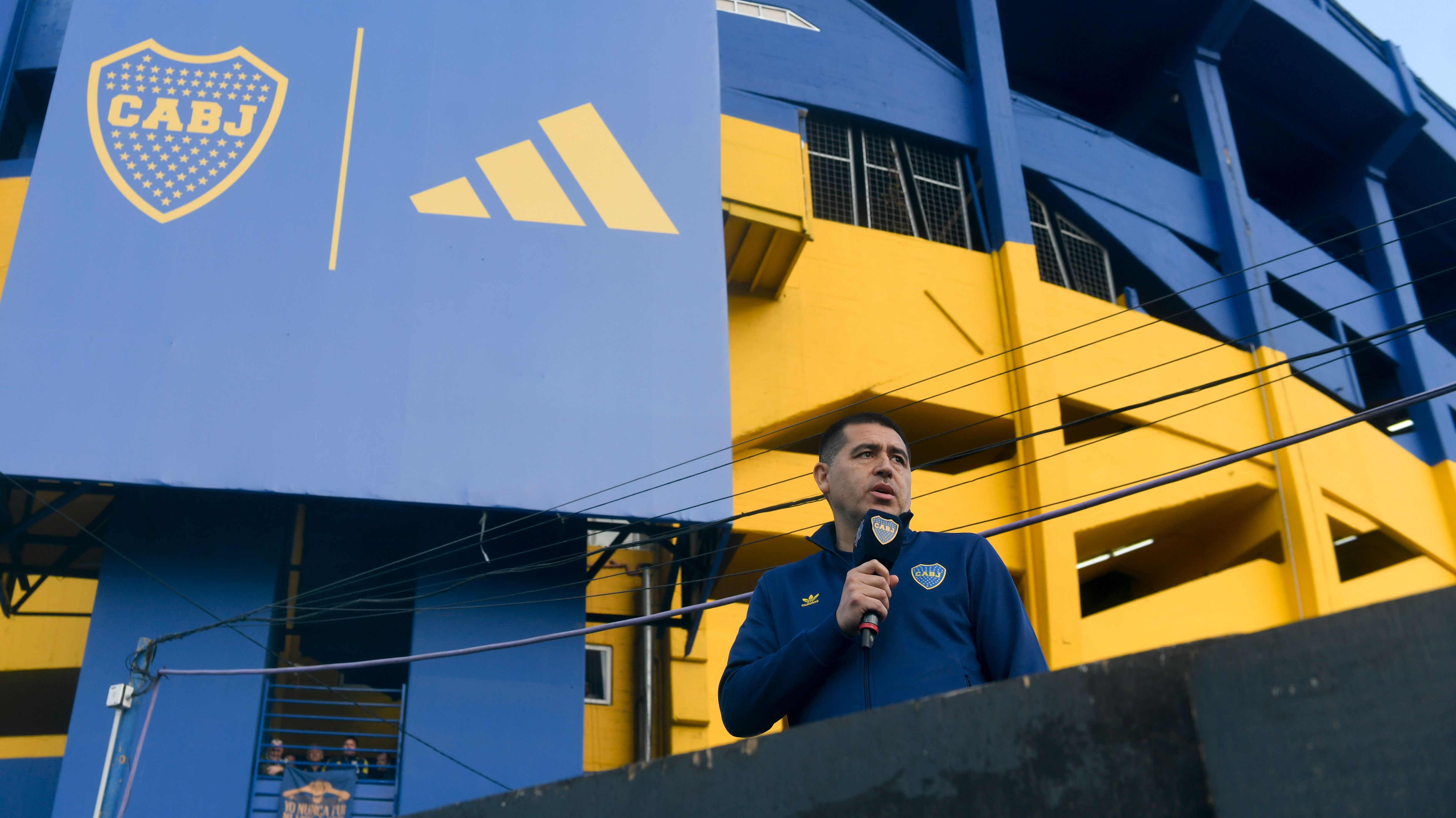 El vice presidente de Boca Juniors Roman Riquelme, habla para los fanáticos del equipo afuera del estadio La Bombonera, durante una manifestación exigiendo elecciones para renovar el liderazgo del equipo, en Buenos Aires, Argentina, el domingo 3 de diciembre de 2023. Las elecciones fueron suspendidas por presuntas irregularidades en el padrón. Una corte civil de apelaciones revocó el fallo de primera instancia y se votará el próximo domingo 17 de diciembre. (AP Photo/Gustavo Garello)